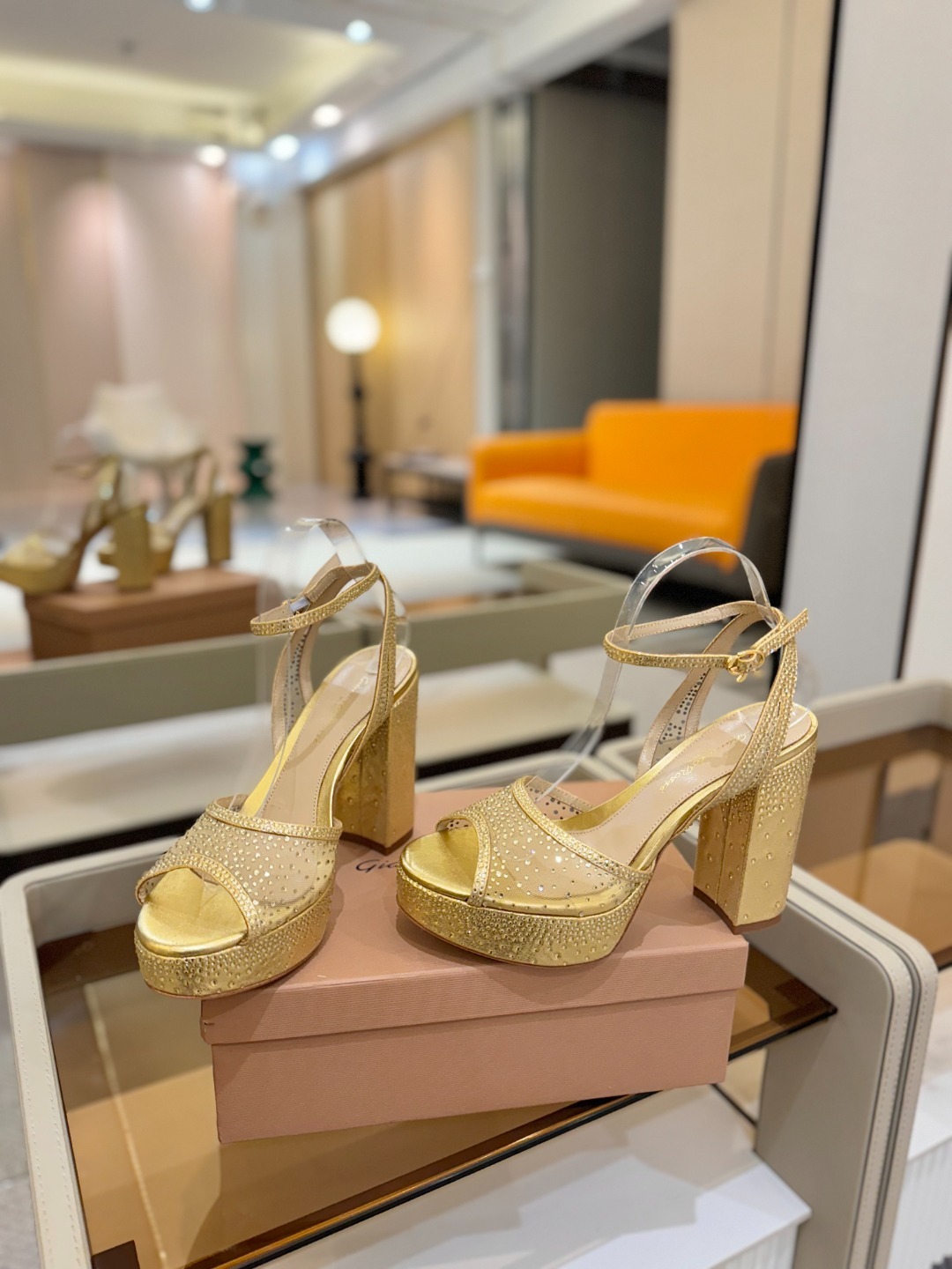Gianvito Rossi 👠 2025凉鞋原版开发 顶级版本 代购品质👡这双高跟防水台水钻走秀凉鞋,