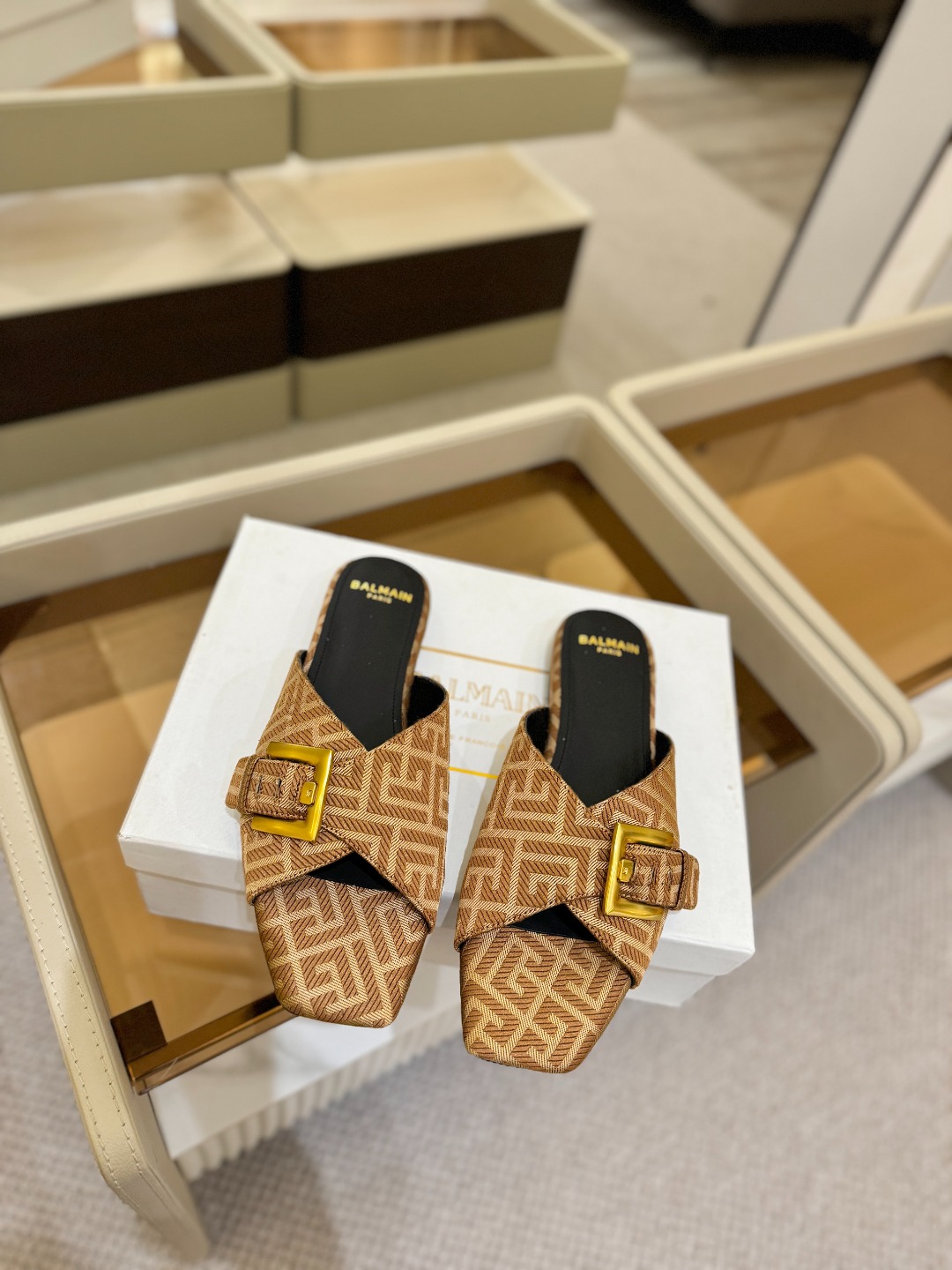 𝘽𝙖𝙡*𝙖𝙞𝙣 巴尔曼2025最新款走秀方头平底拖鞋ʚ😊ɞ 品牌巴尔曼𝘽𝙖𝙡𝙢𝙖𝙞𝙣由法国时装设计师𝙥𝙞