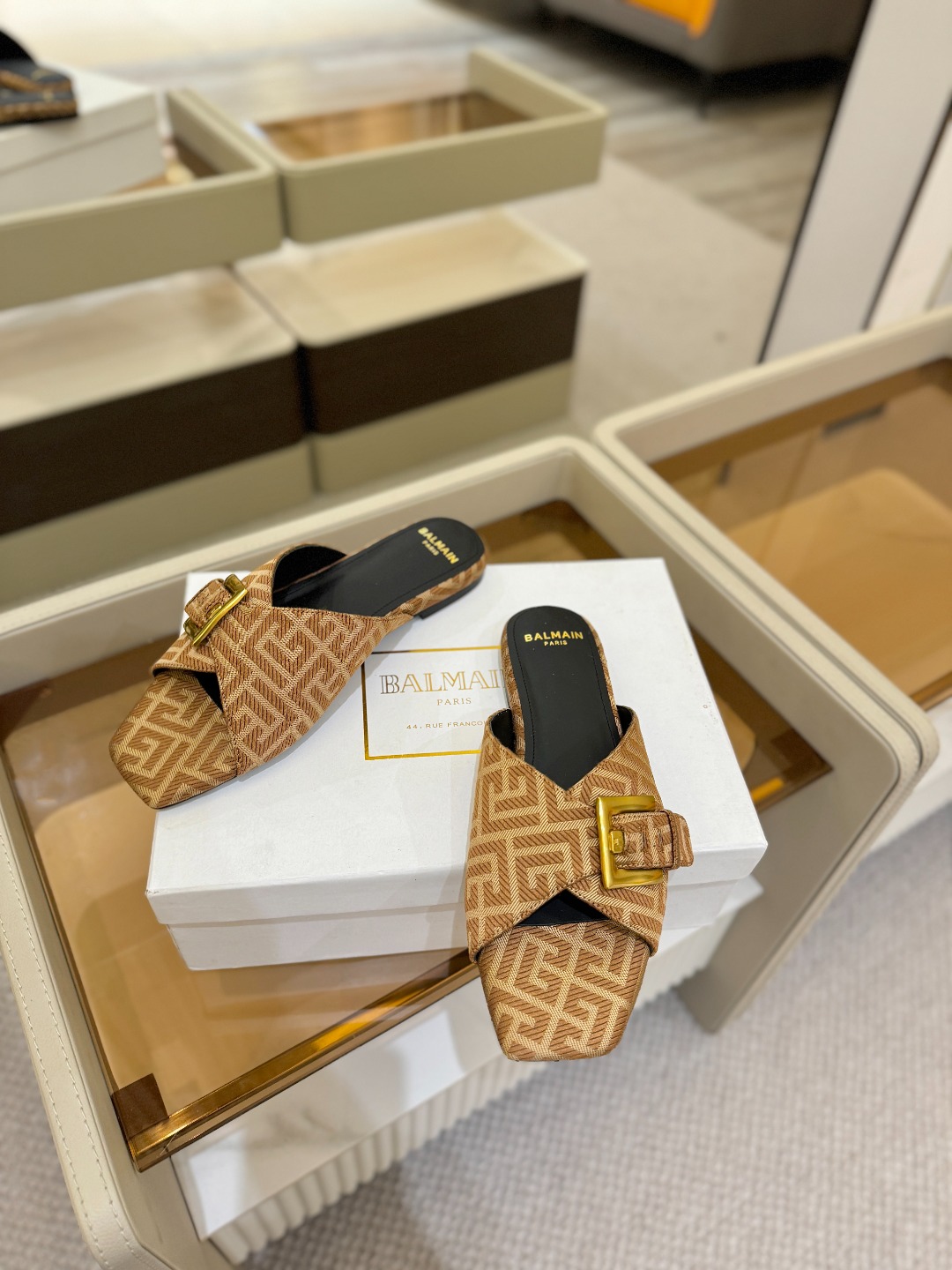 𝘽𝙖𝙡*𝙖𝙞𝙣 巴尔曼2025最新款走秀方头平底拖鞋ʚ😊ɞ 品牌巴尔曼𝘽𝙖𝙡𝙢𝙖𝙞𝙣由法国时装设计师𝙥𝙞