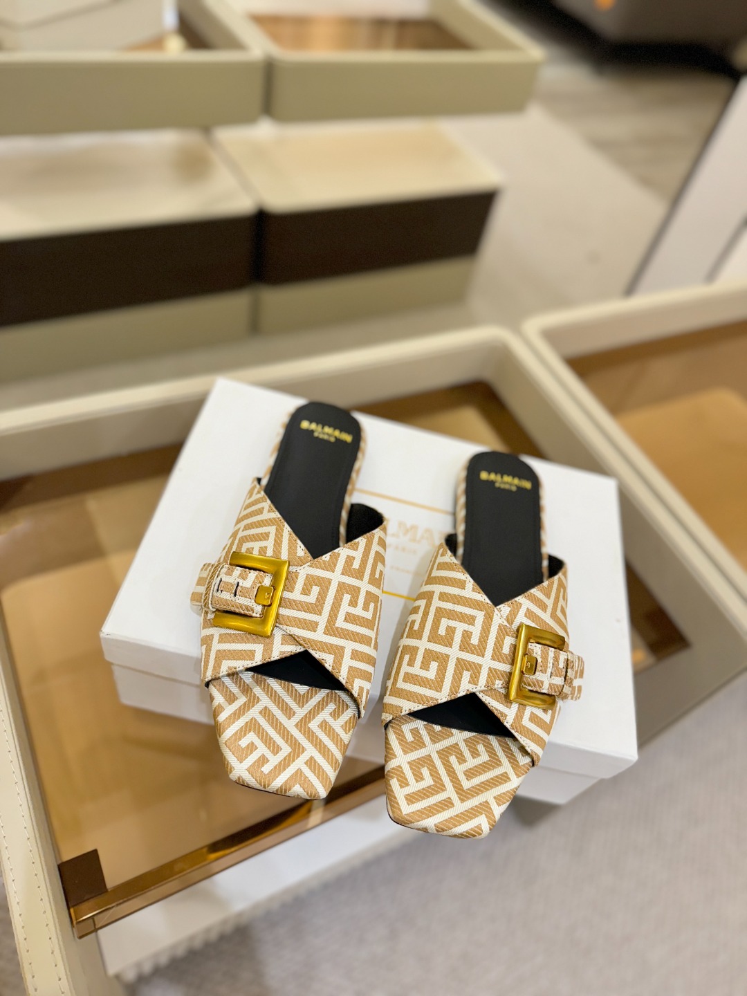 𝘽𝙖𝙡*𝙖𝙞𝙣 巴尔曼2025最新款走秀方头平底拖鞋ʚ😊ɞ 品牌巴尔曼𝘽𝙖𝙡𝙢𝙖𝙞𝙣由法国时装设计师𝙥𝙞