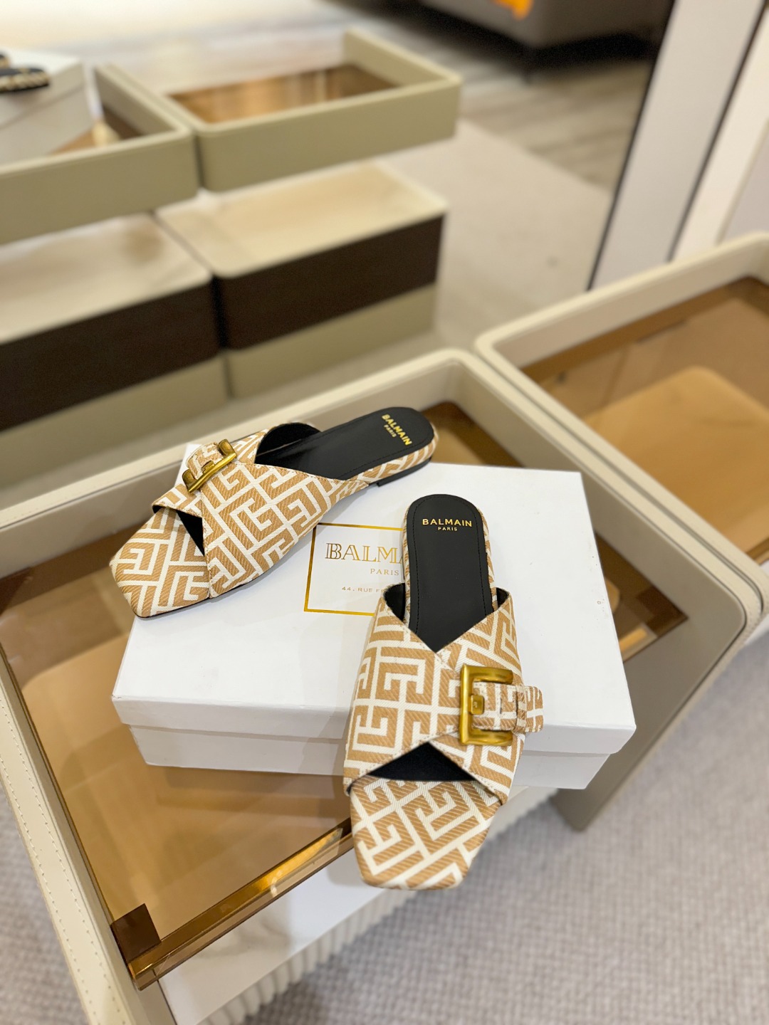 𝘽𝙖𝙡*𝙖𝙞𝙣 巴尔曼2025最新款走秀方头平底拖鞋ʚ😊ɞ 品牌巴尔曼𝘽𝙖𝙡𝙢𝙖𝙞𝙣由法国时装设计师𝙥𝙞