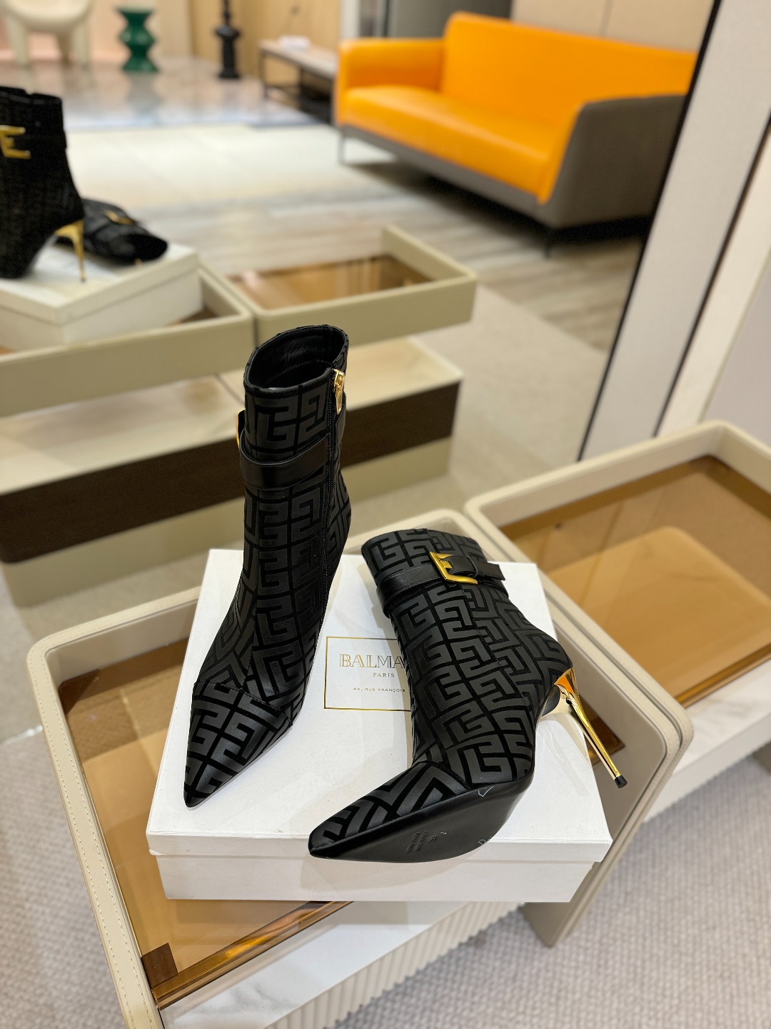 巴尔曼 尖头高跟时装矮靴😊ɞ 品牌巴尔曼𝘽𝙖𝙡𝙢𝙖𝙞𝙣由法国时装设计师𝙥𝙞𝙚𝙧𝙧𝙚 𝘽𝙖𝙡𝙢𝙖𝙞𝙣（皮埃