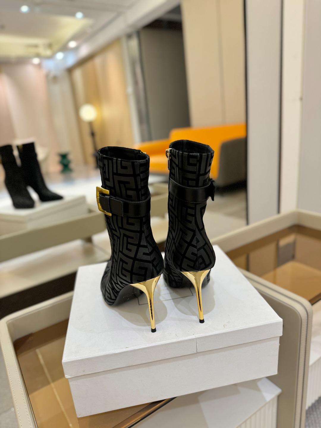 巴尔曼 尖头高跟时装矮靴😊ɞ 品牌巴尔曼𝘽𝙖𝙡𝙢𝙖𝙞𝙣由法国时装设计师𝙥𝙞𝙚𝙧𝙧𝙚 𝘽𝙖𝙡𝙢𝙖𝙞𝙣（皮埃