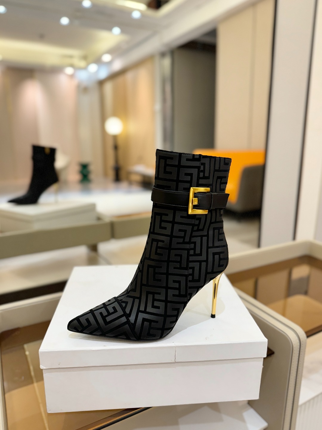 巴尔曼 尖头高跟时装矮靴😊ɞ 品牌巴尔曼𝘽𝙖𝙡𝙢𝙖𝙞𝙣由法国时装设计师𝙥𝙞𝙚𝙧𝙧𝙚 𝘽𝙖𝙡𝙢𝙖𝙞𝙣（皮埃