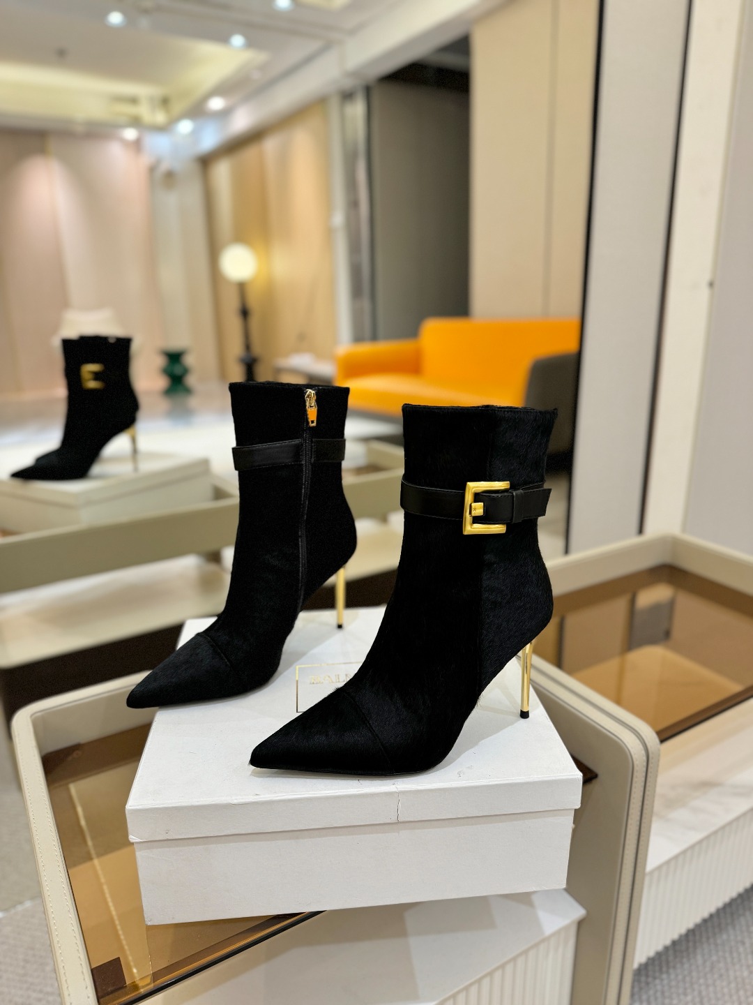 巴尔曼 尖头高跟时装矮靴😊ɞ 品牌巴尔曼𝘽𝙖𝙡𝙢𝙖𝙞𝙣由法国时装设计师𝙥𝙞𝙚𝙧𝙧𝙚 𝘽𝙖𝙡𝙢𝙖𝙞𝙣（皮埃