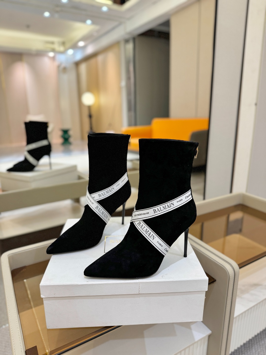 巴尔曼 尖头高跟时装矮靴😊ɞ 品牌巴尔曼𝘽𝙖𝙡𝙢𝙖𝙞𝙣由法国时装设计师𝙥𝙞𝙚𝙧𝙧𝙚 𝘽𝙖𝙡𝙢𝙖𝙞𝙣（皮埃