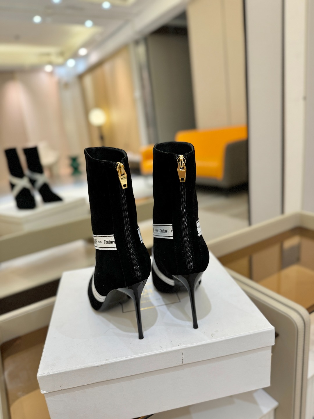 巴尔曼 尖头高跟时装矮靴😊ɞ 品牌巴尔曼𝘽𝙖𝙡𝙢𝙖𝙞𝙣由法国时装设计师𝙥𝙞𝙚𝙧𝙧𝙚 𝘽𝙖𝙡𝙢𝙖𝙞𝙣（皮埃