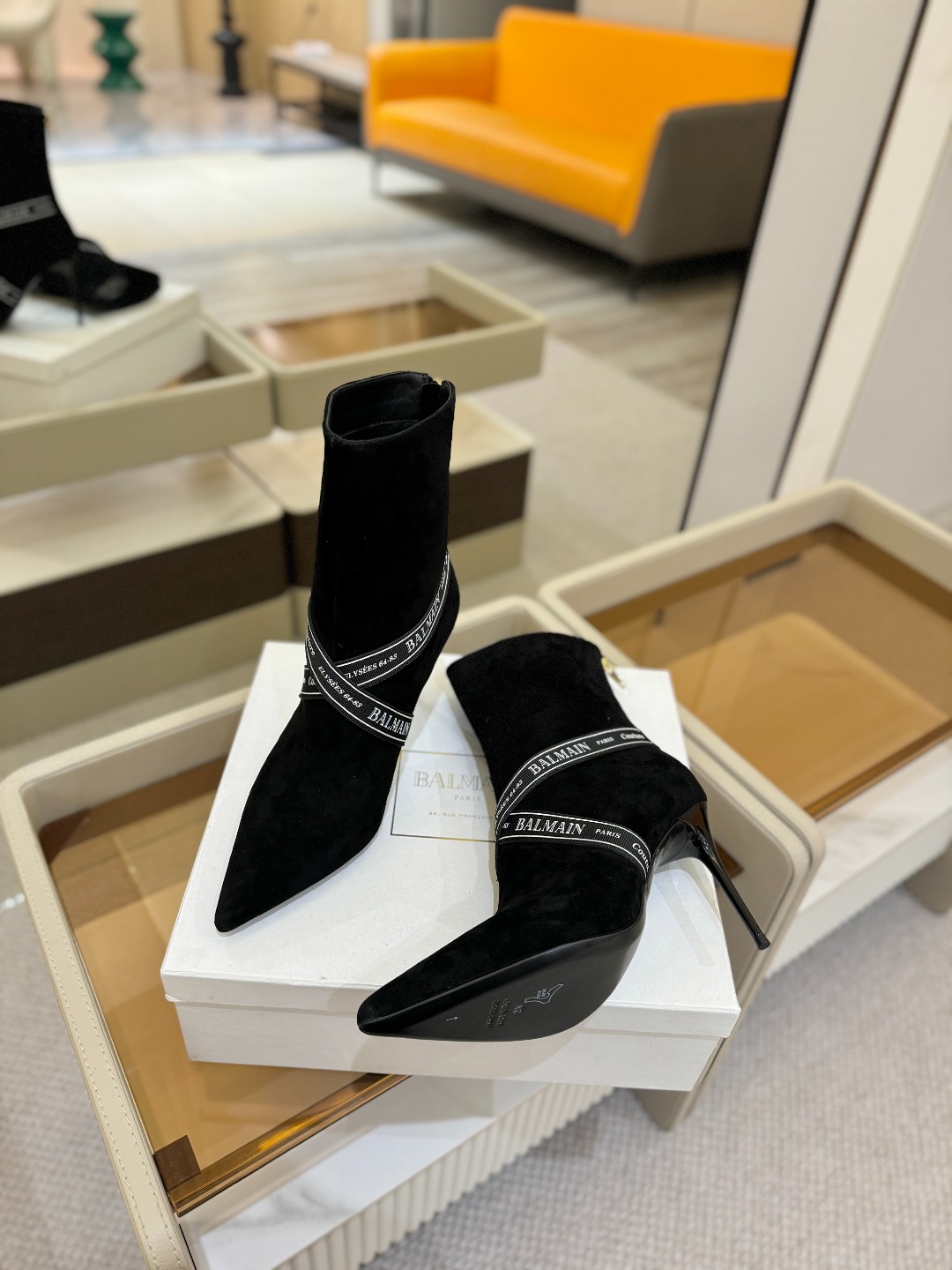 巴尔曼 尖头高跟时装矮靴😊ɞ 品牌巴尔曼𝘽𝙖𝙡𝙢𝙖𝙞𝙣由法国时装设计师𝙥𝙞𝙚𝙧𝙧𝙚 𝘽𝙖𝙡𝙢𝙖𝙞𝙣（皮埃
