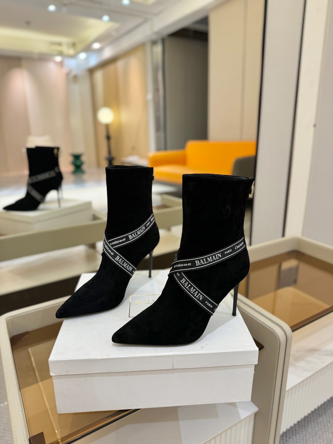 巴尔曼 尖头高跟时装矮靴😊ɞ 品牌巴尔曼𝘽𝙖𝙡𝙢𝙖𝙞𝙣由法国时装设计师𝙥𝙞𝙚𝙧𝙧𝙚 𝘽𝙖𝙡𝙢𝙖𝙞𝙣（皮埃