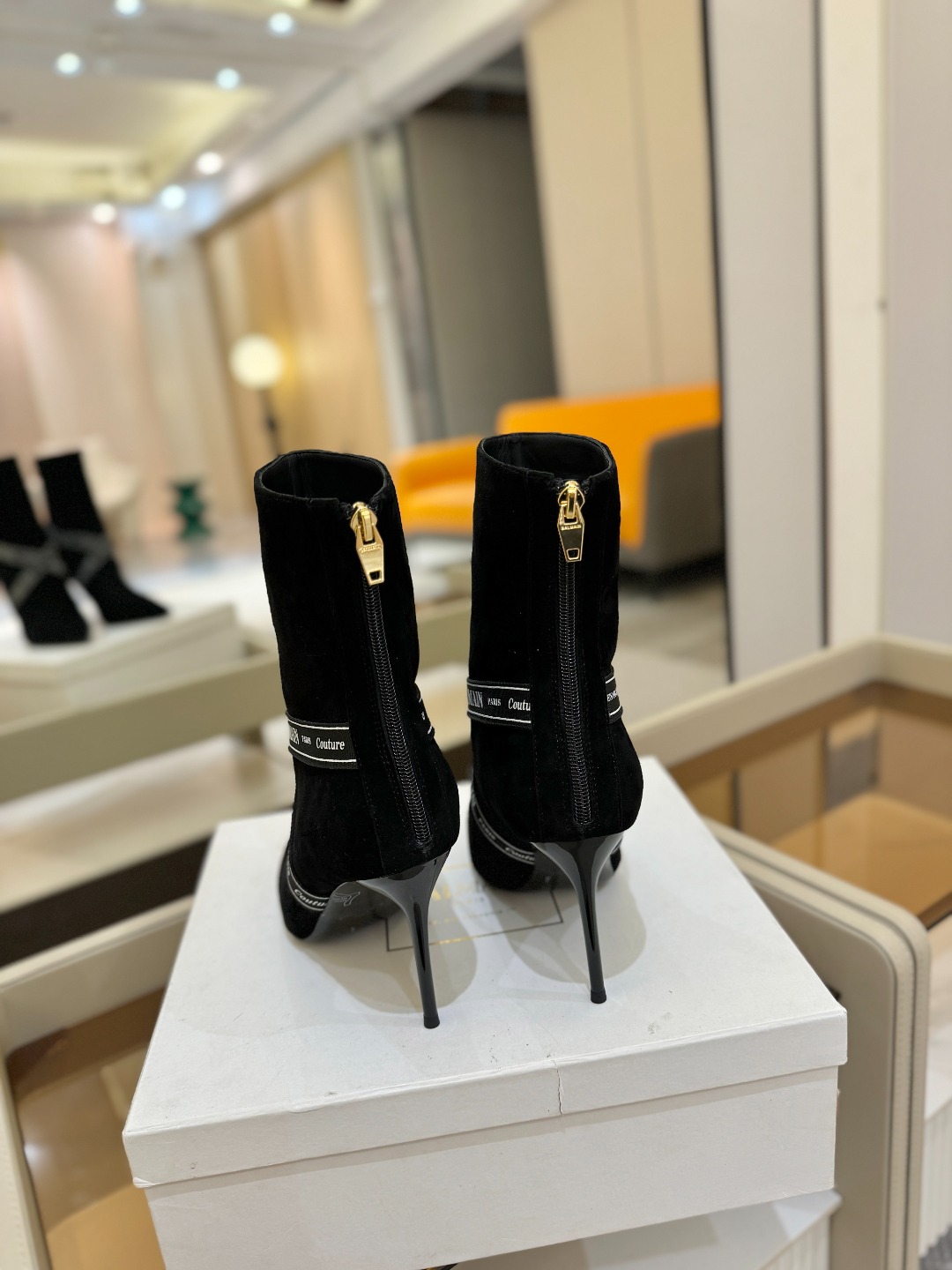 巴尔曼 尖头高跟时装矮靴😊ɞ 品牌巴尔曼𝘽𝙖𝙡𝙢𝙖𝙞𝙣由法国时装设计师𝙥𝙞𝙚𝙧𝙧𝙚 𝘽𝙖𝙡𝙢𝙖𝙞𝙣（皮埃