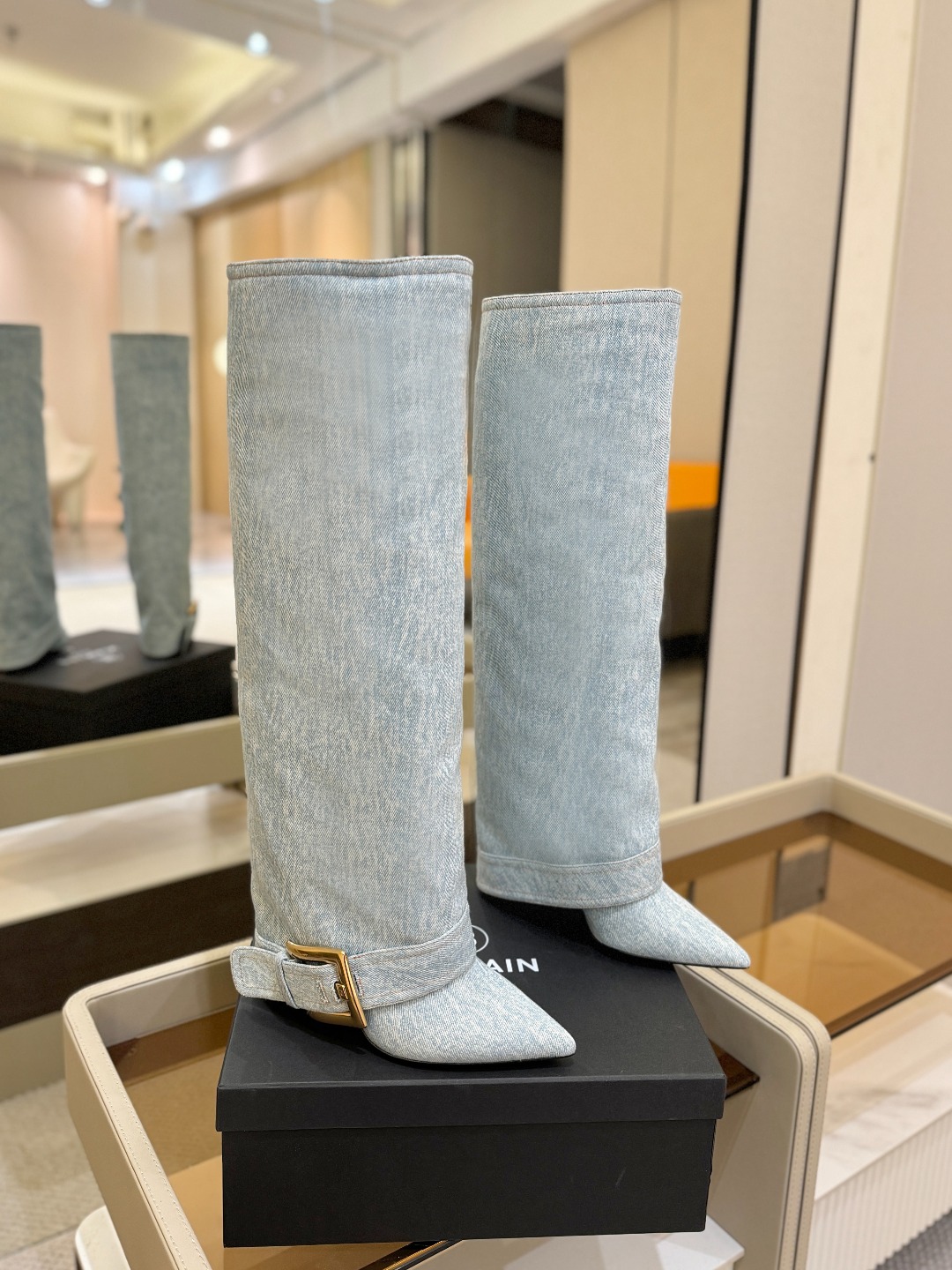 巴尔曼 尖头高跟时装靴😊ɞ 品牌巴尔曼𝘽𝙖𝙡𝙢𝙖𝙞𝙣由法国时装设计师𝙥𝙞𝙚𝙧𝙧𝙚 𝘽𝙖𝙡𝙢𝙖𝙞𝙣（皮埃尔