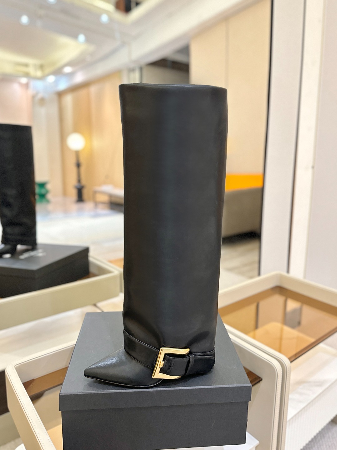 巴尔曼 尖头高跟时装靴😊ɞ 品牌巴尔曼𝘽𝙖𝙡𝙢𝙖𝙞𝙣由法国时装设计师𝙥𝙞𝙚𝙧𝙧𝙚 𝘽𝙖𝙡𝙢𝙖𝙞𝙣（皮埃尔