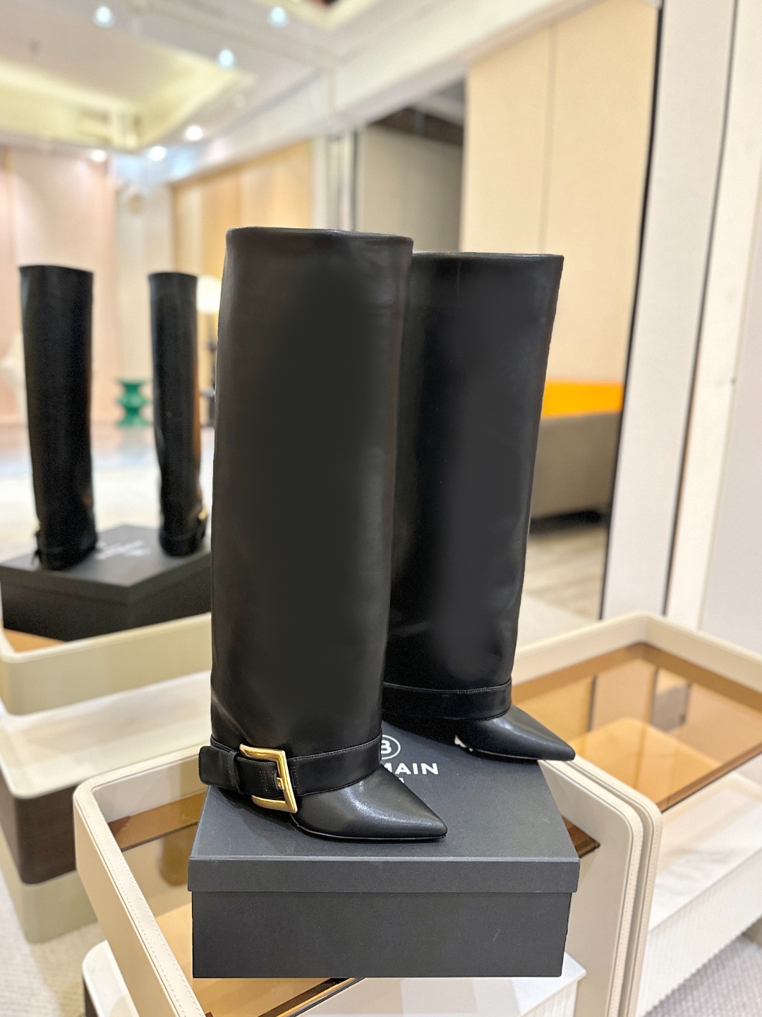巴尔曼 尖头高跟时装靴😊ɞ 品牌巴尔曼𝘽𝙖𝙡𝙢𝙖𝙞𝙣由法国时装设计师𝙥𝙞𝙚𝙧𝙧𝙚 𝘽𝙖𝙡𝙢𝙖𝙞𝙣（皮埃尔