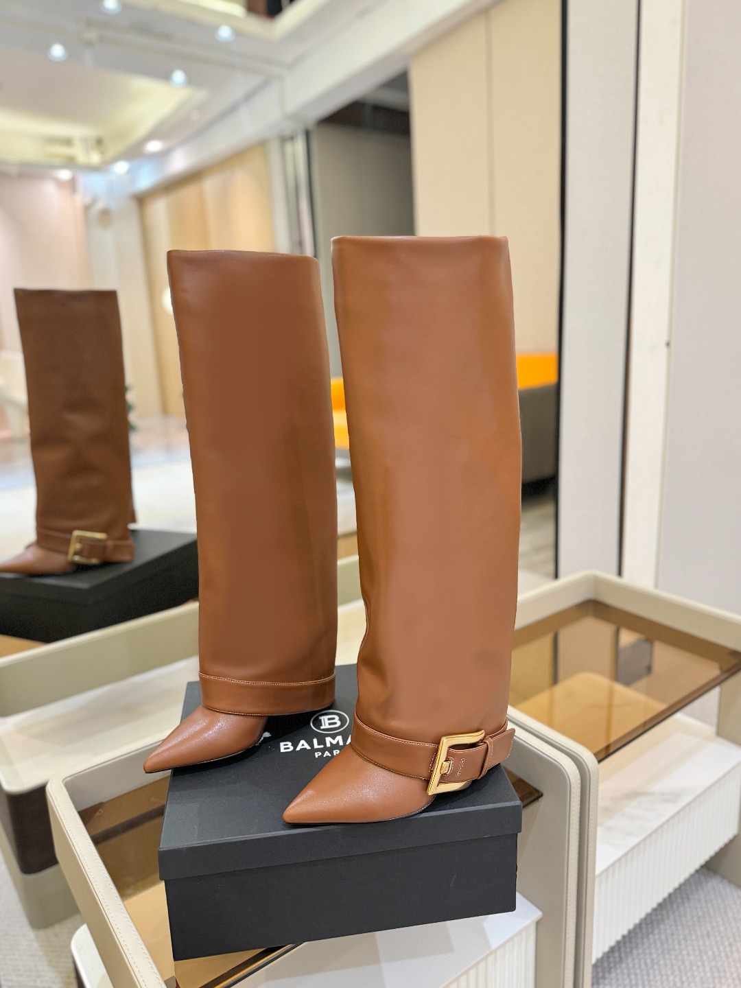巴尔曼 尖头高跟时装靴😊ɞ 品牌巴尔曼𝘽𝙖𝙡𝙢𝙖𝙞𝙣由法国时装设计师𝙥𝙞𝙚𝙧𝙧𝙚 𝘽𝙖𝙡𝙢𝙖𝙞𝙣（皮埃尔