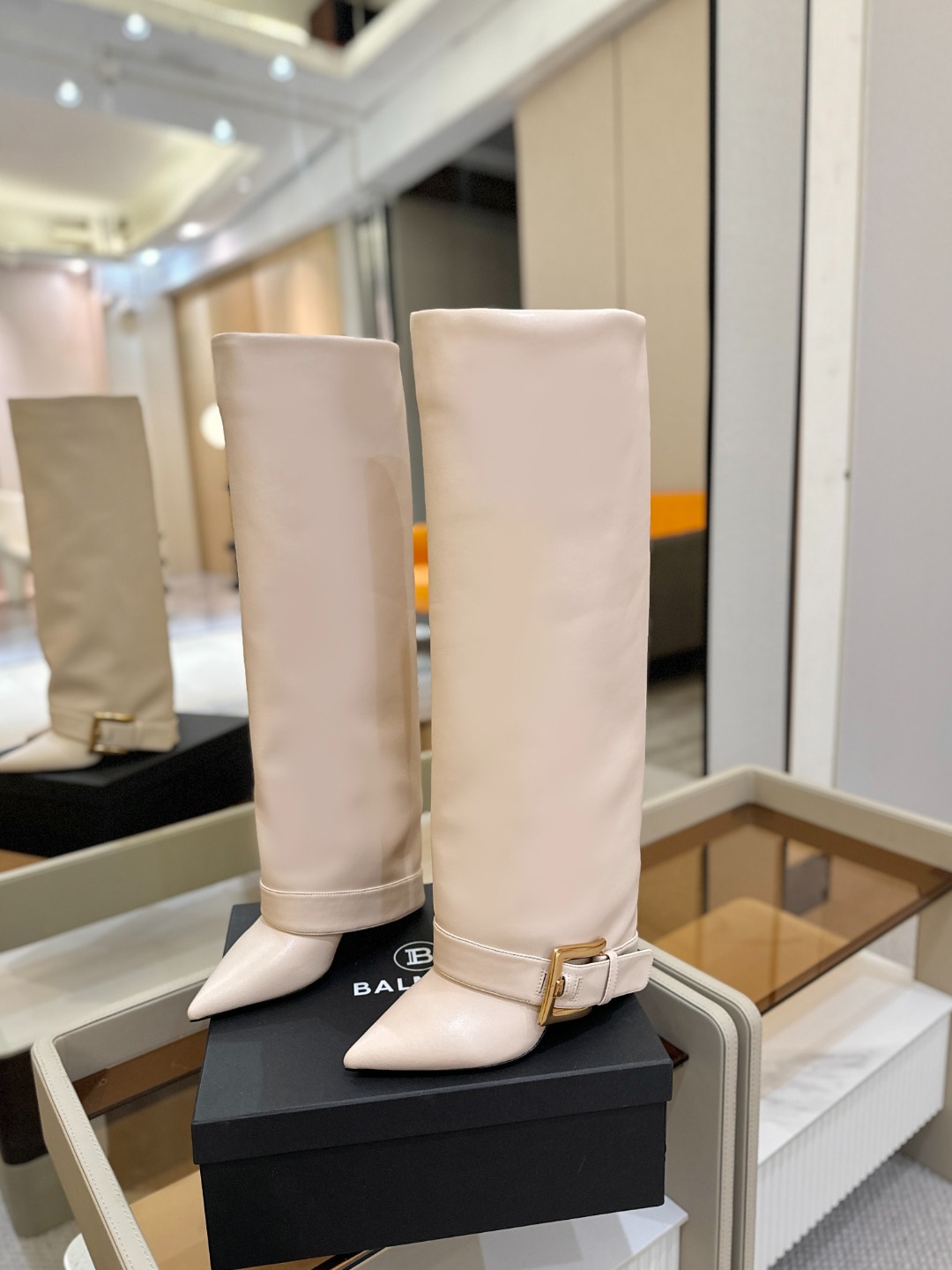 巴尔曼 尖头高跟时装靴😊ɞ 品牌巴尔曼𝘽𝙖𝙡𝙢𝙖𝙞𝙣由法国时装设计师𝙥𝙞𝙚𝙧𝙧𝙚 𝘽𝙖𝙡𝙢𝙖𝙞𝙣（皮埃尔