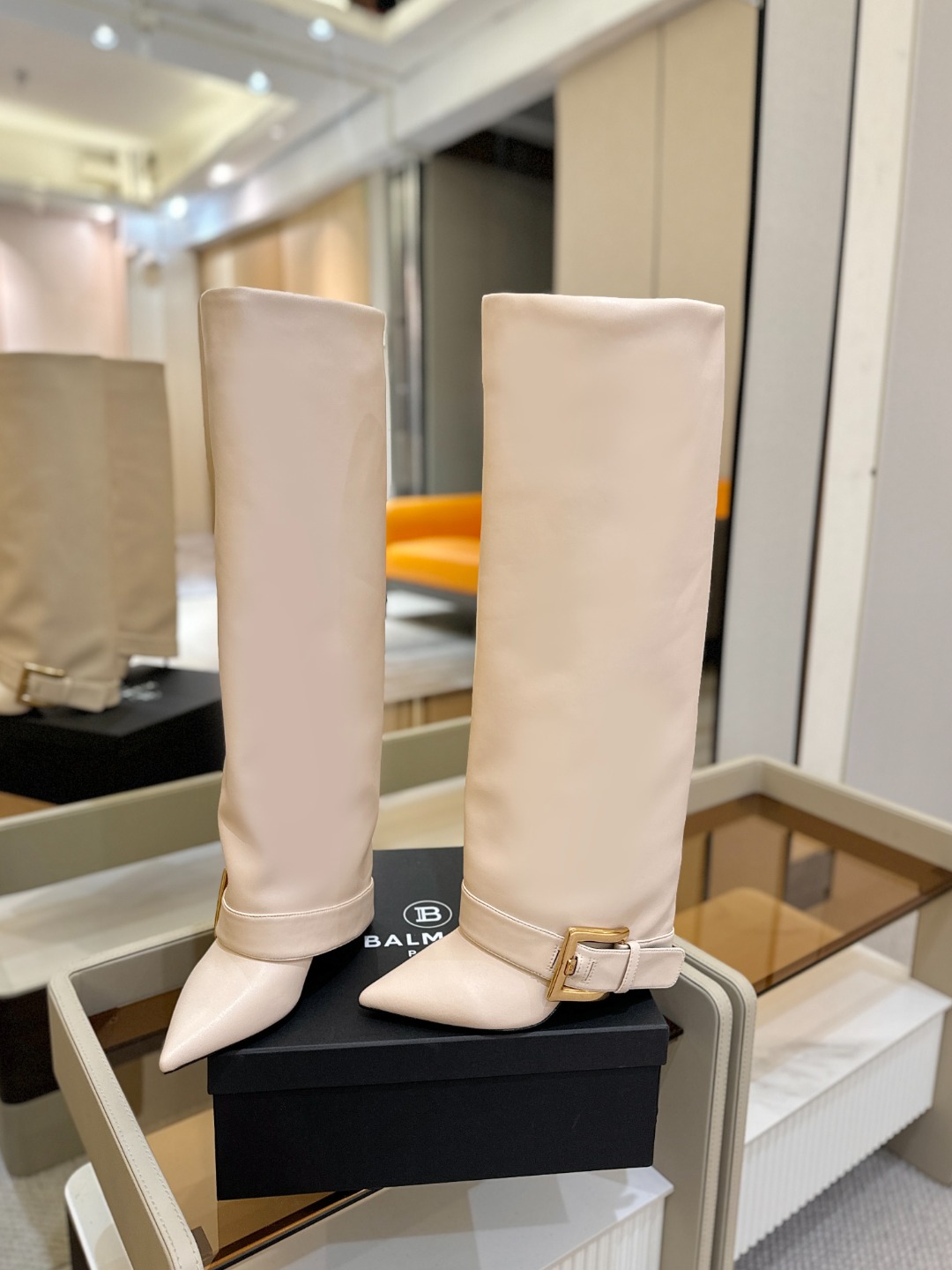 巴尔曼 尖头高跟时装靴😊ɞ 品牌巴尔曼𝘽𝙖𝙡𝙢𝙖𝙞𝙣由法国时装设计师𝙥𝙞𝙚𝙧𝙧𝙚 𝘽𝙖𝙡𝙢𝙖𝙞𝙣（皮埃尔