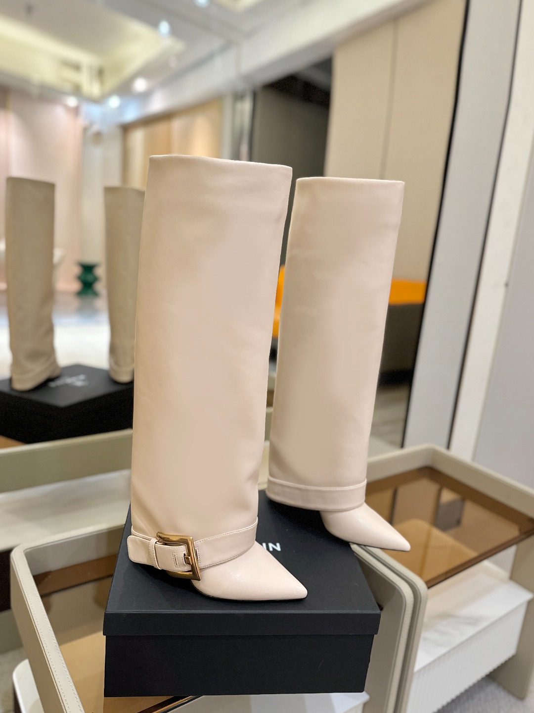 巴尔曼 尖头高跟时装靴😊ɞ 品牌巴尔曼𝘽𝙖𝙡𝙢𝙖𝙞𝙣由法国时装设计师𝙥𝙞𝙚𝙧𝙧𝙚 𝘽𝙖𝙡𝙢𝙖𝙞𝙣（皮埃尔