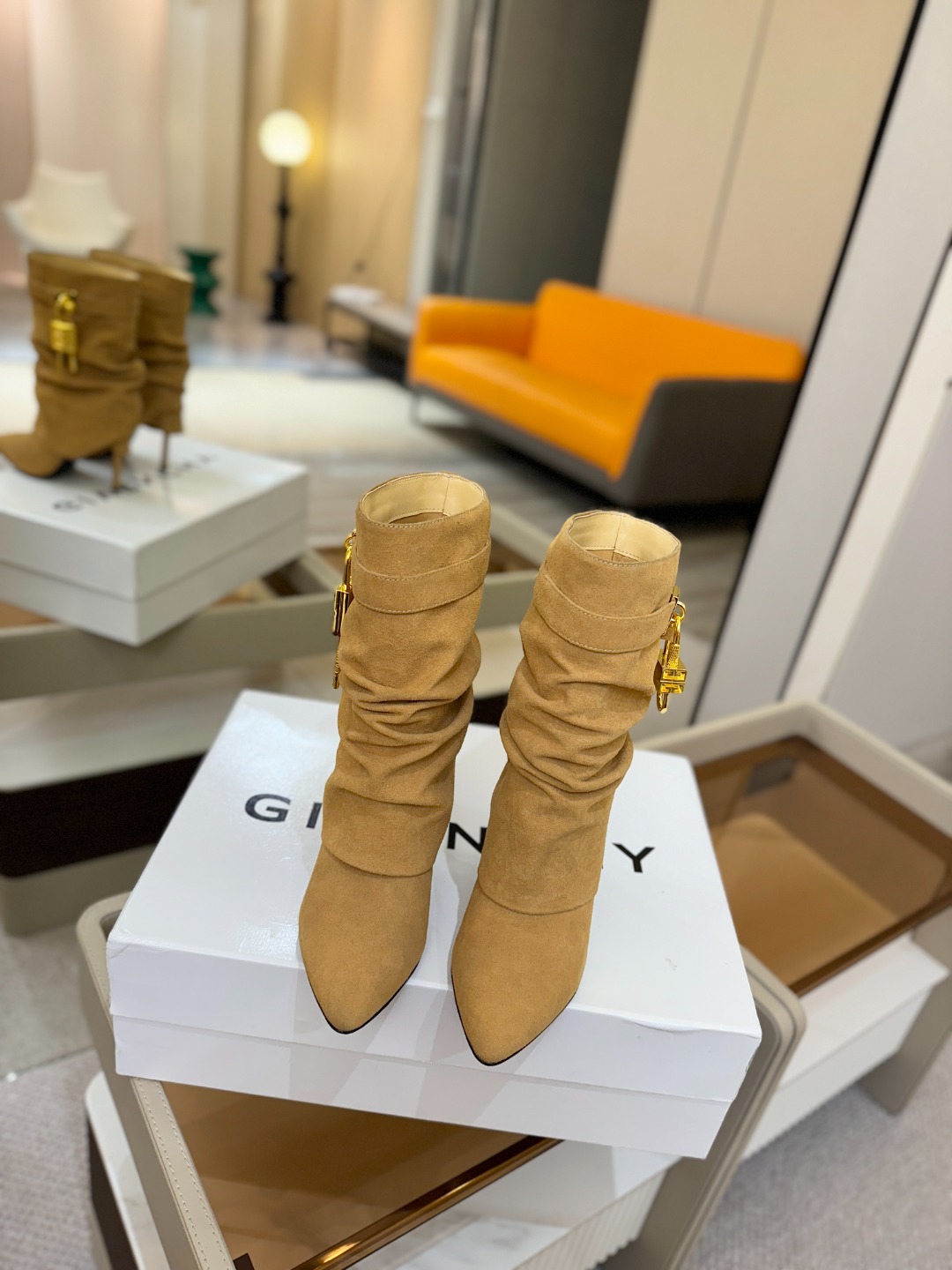 专柜正品级定制版本GIVENCHY𝐒𝐒 𝐧𝐞𝐰 高跟细跟短靴，市面最高版本纪梵希 锁扣 风靡整个时尚圈‼