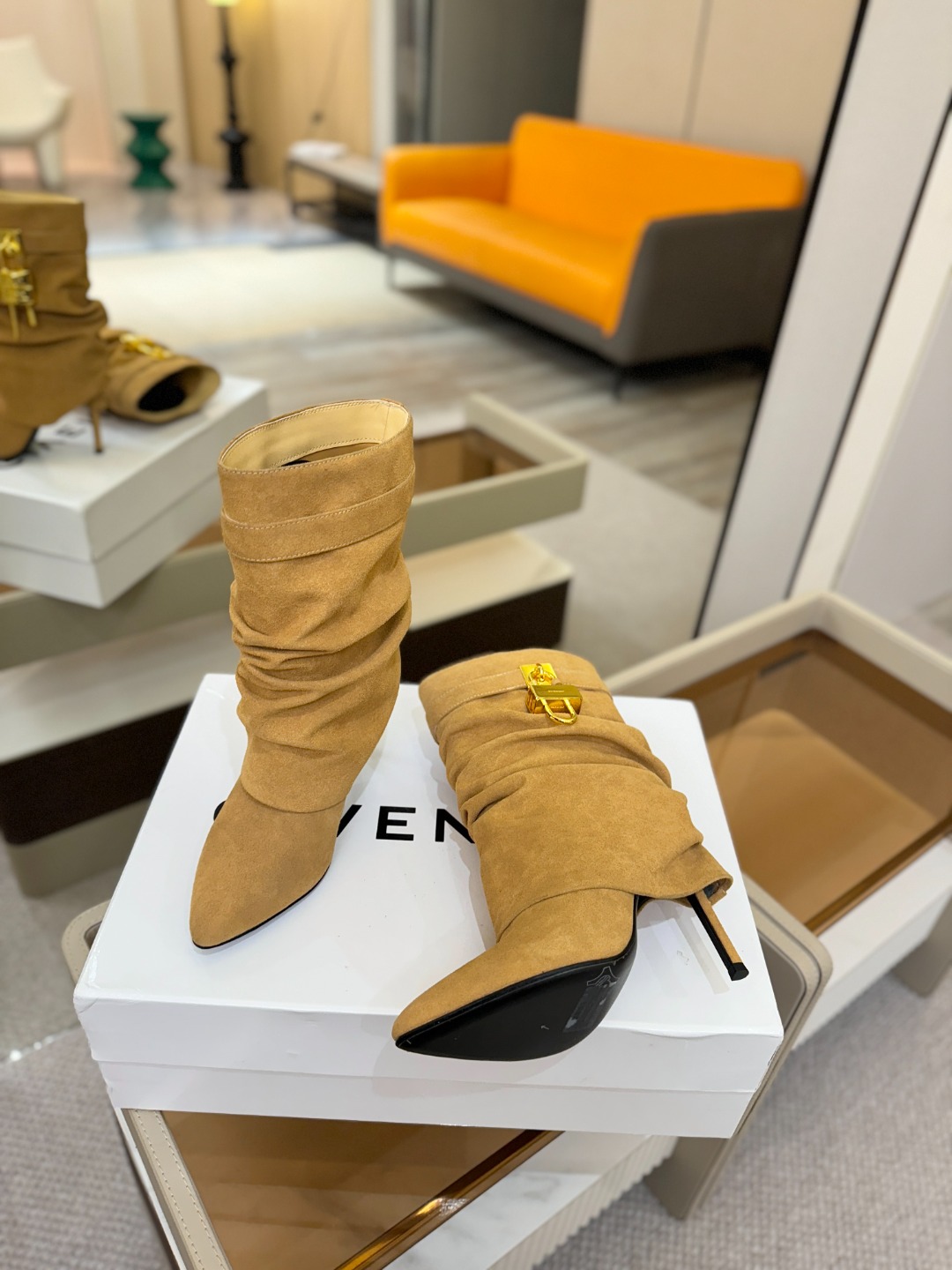 专柜正品级定制版本GIVENCHY𝐒𝐒 𝐧𝐞𝐰 高跟细跟短靴，市面最高版本纪梵希 锁扣 风靡整个时尚圈‼
