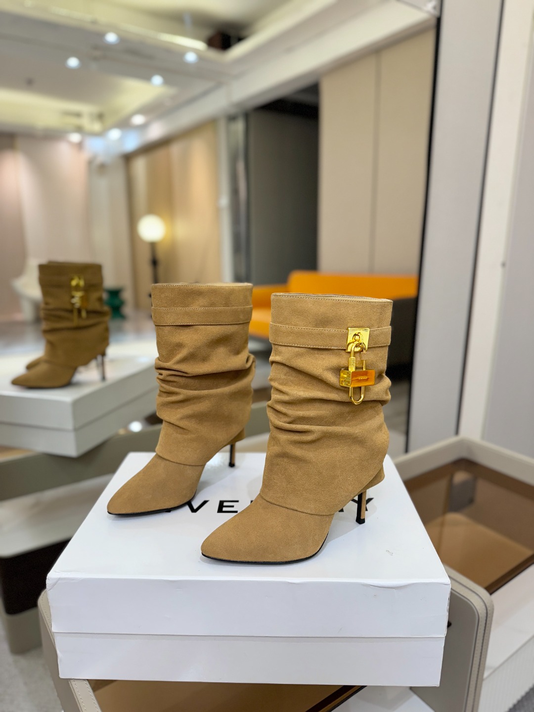 专柜正品级定制版本GIVENCHY𝐒𝐒 𝐧𝐞𝐰 高跟细跟短靴，市面最高版本纪梵希 锁扣 风靡整个时尚圈‼