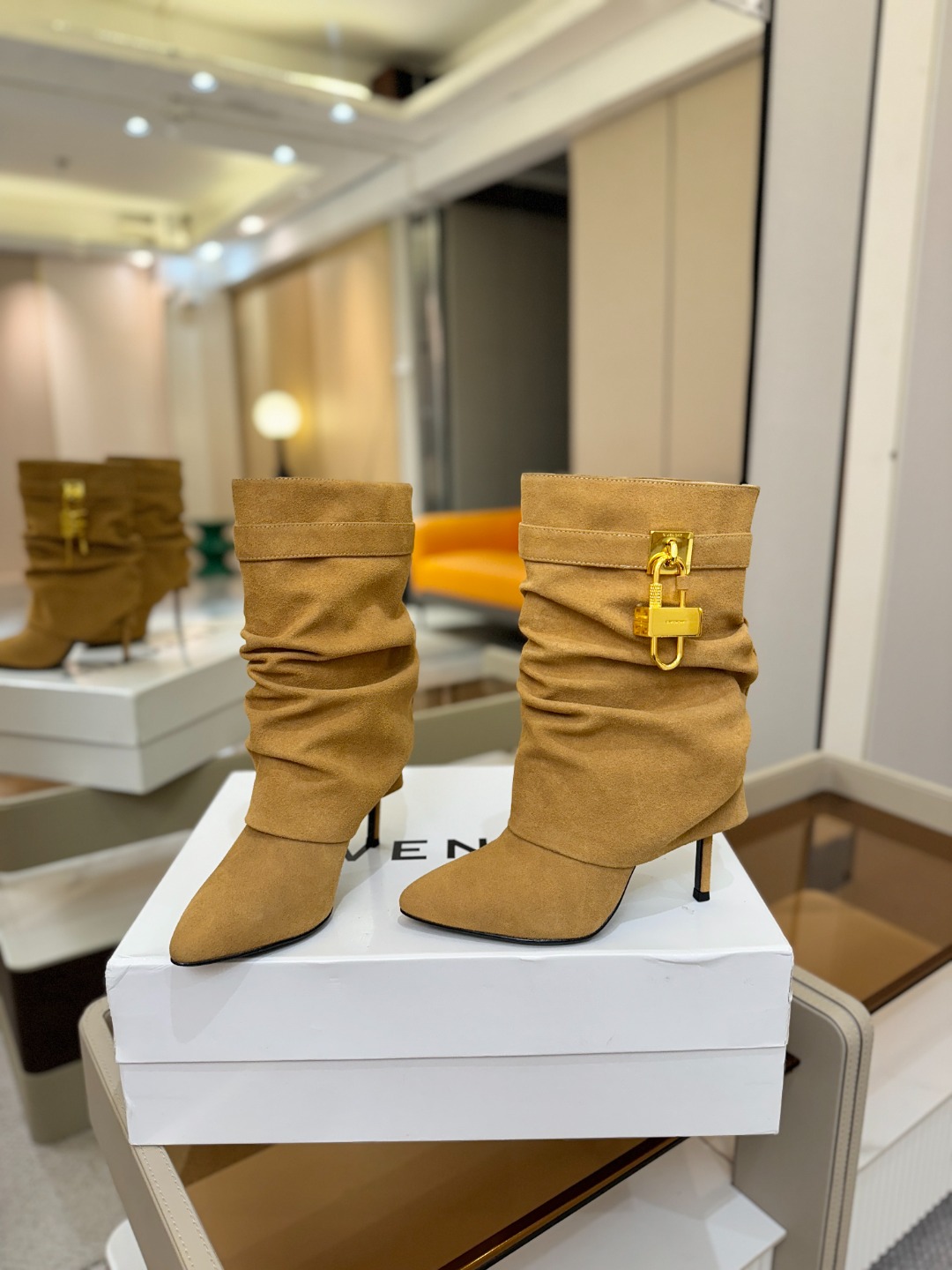 专柜正品级定制版本GIVENCHY𝐒𝐒 𝐧𝐞𝐰 高跟细跟短靴，市面最高版本纪梵希 锁扣 风靡整个时尚圈‼
