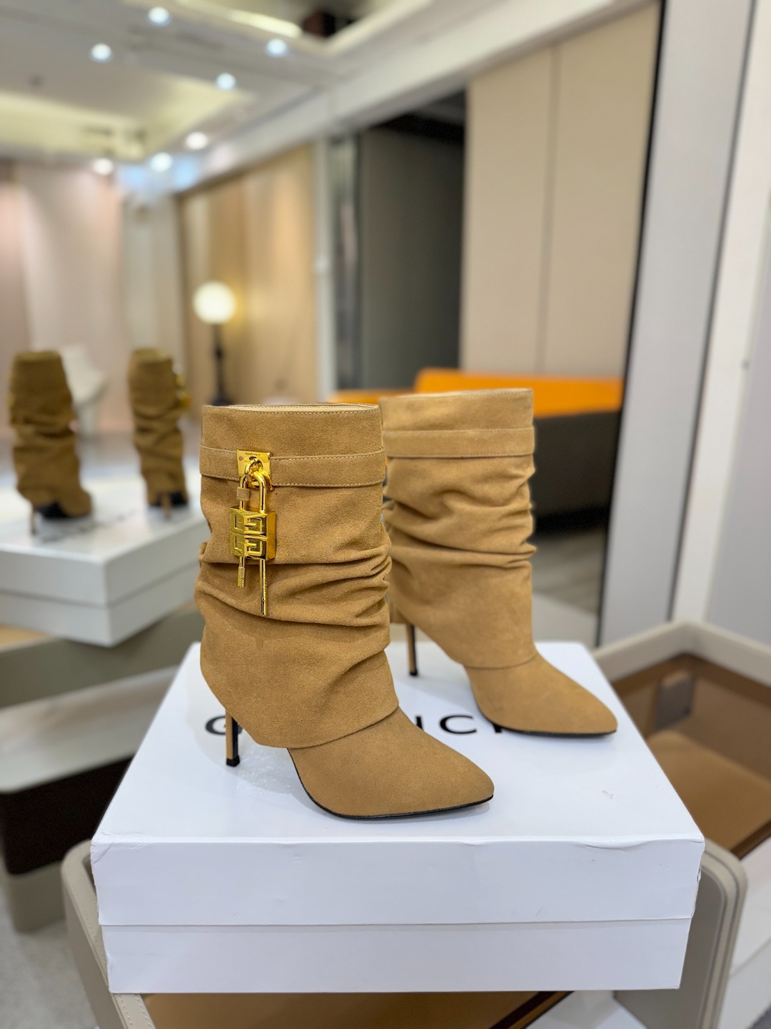 专柜正品级定制版本GIVENCHY𝐒𝐒 𝐧𝐞𝐰 高跟细跟短靴，市面最高版本纪梵希 锁扣 风靡整个时尚圈‼