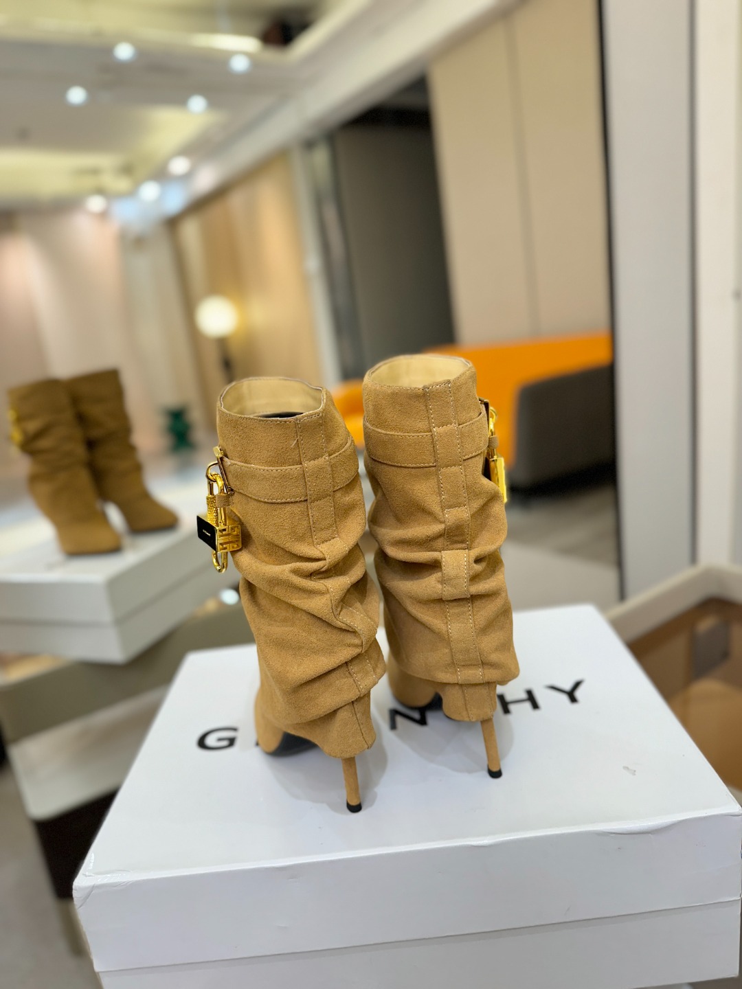 专柜正品级定制版本GIVENCHY𝐒𝐒 𝐧𝐞𝐰 高跟细跟短靴，市面最高版本纪梵希 锁扣 风靡整个时尚圈‼