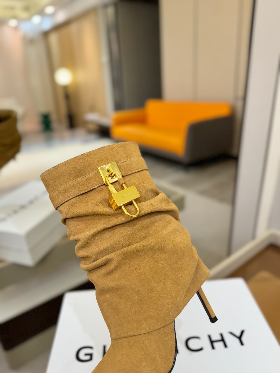 专柜正品级定制版本GIVENCHY𝐒𝐒 𝐧𝐞𝐰 高跟细跟短靴，市面最高版本纪梵希 锁扣 风靡整个时尚圈‼