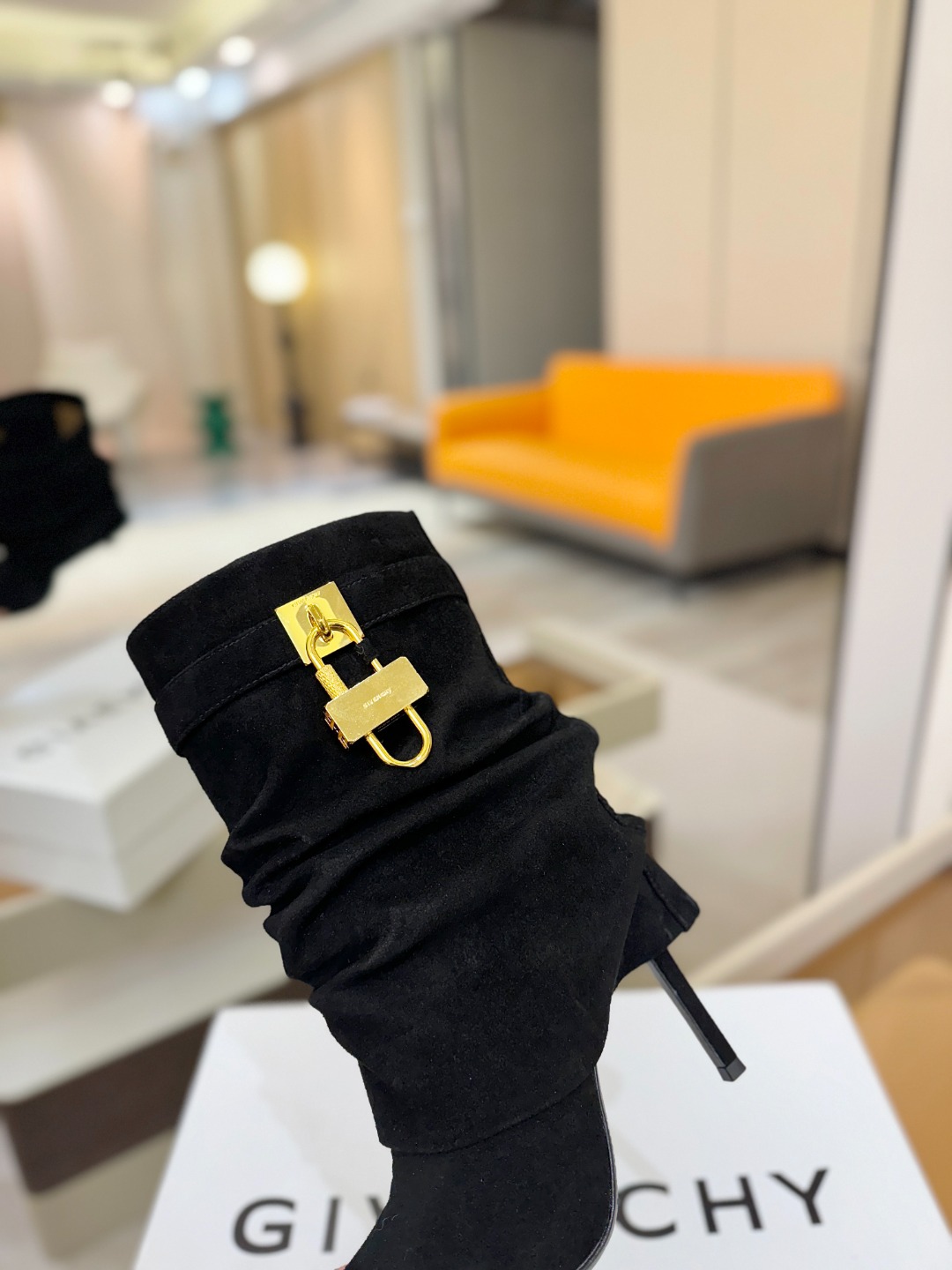 专柜正品级定制版本GIVENCHY𝐒𝐒 𝐧𝐞𝐰 高跟细跟短靴，市面最高版本纪梵希 锁扣 风靡整个时尚圈‼