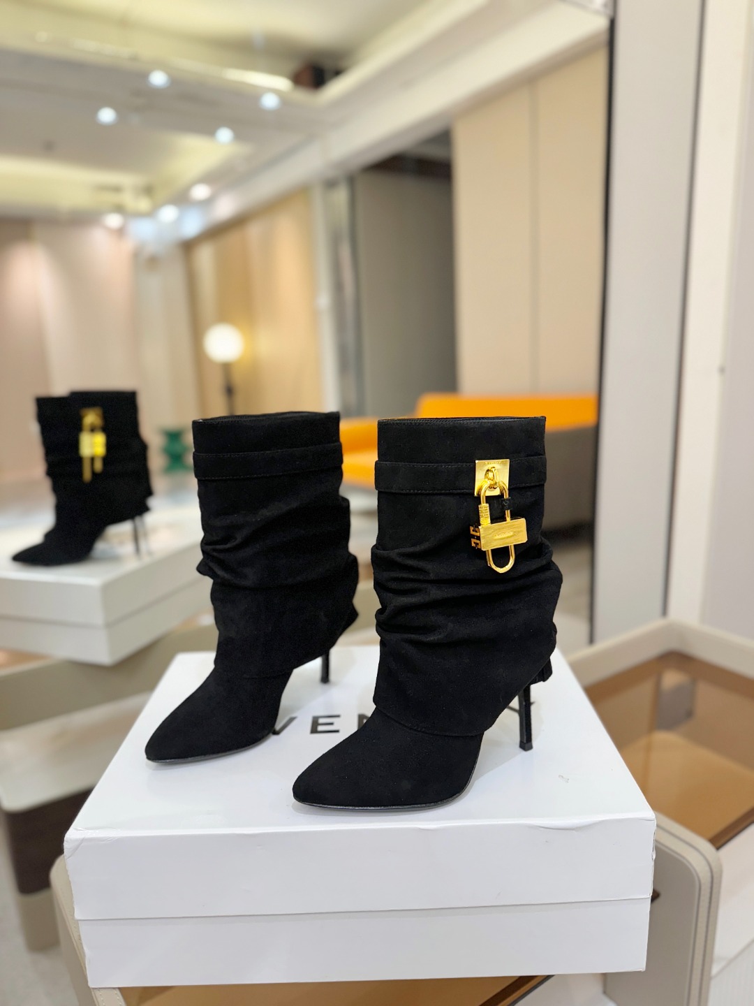 专柜正品级定制版本GIVENCHY𝐒𝐒 𝐧𝐞𝐰 高跟细跟短靴，市面最高版本纪梵希 锁扣 风靡整个时尚圈‼