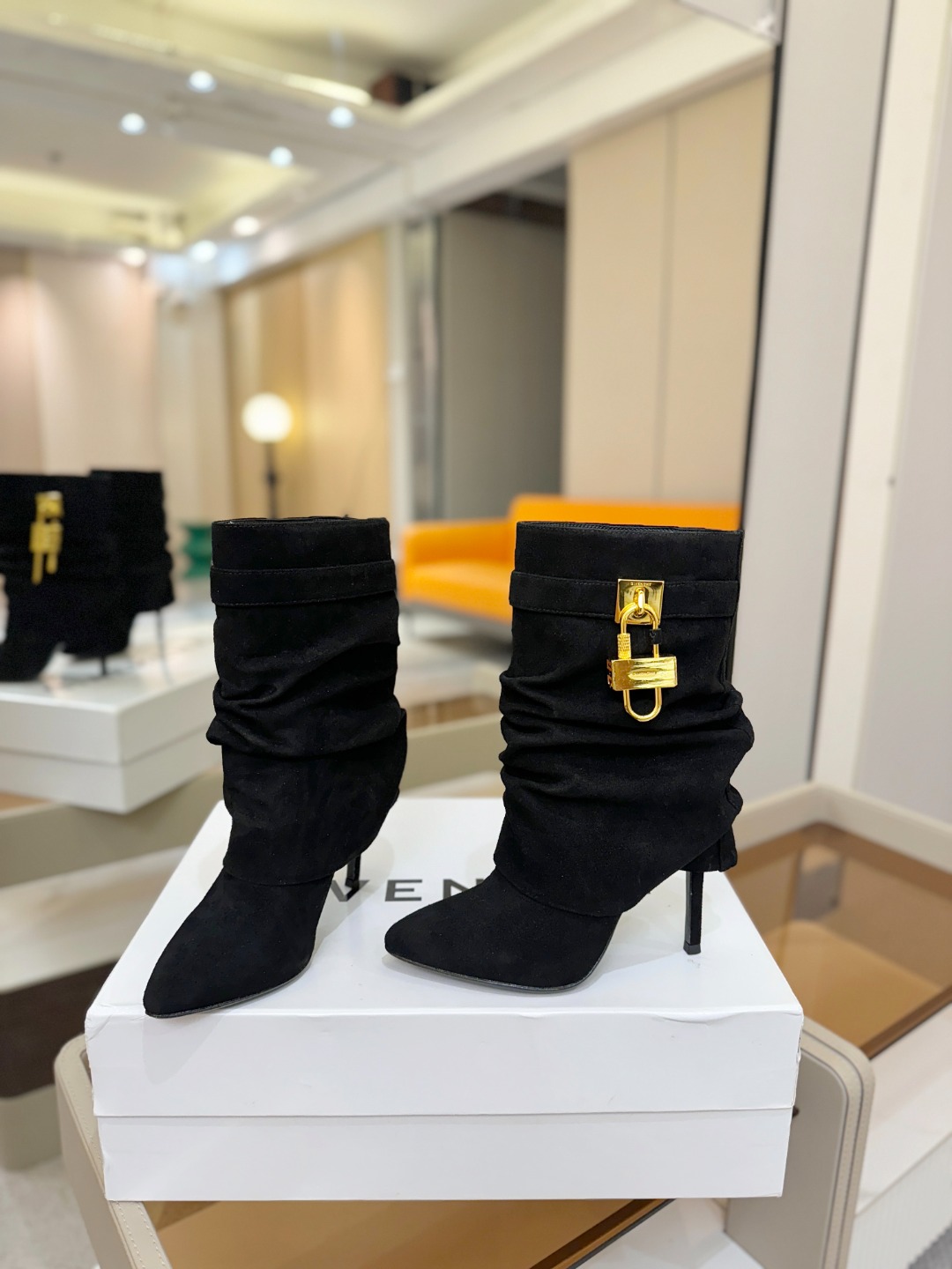 专柜正品级定制版本GIVENCHY𝐒𝐒 𝐧𝐞𝐰 高跟细跟短靴，市面最高版本纪梵希 锁扣 风靡整个时尚圈‼