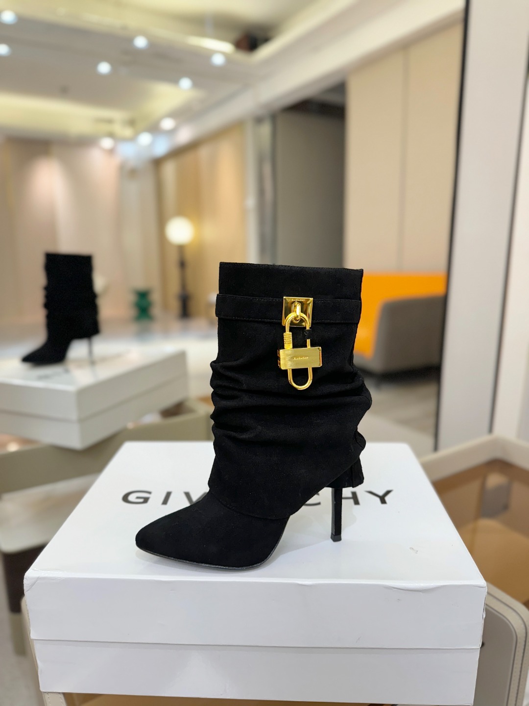专柜正品级定制版本GIVENCHY𝐒𝐒 𝐧𝐞𝐰 高跟细跟短靴，市面最高版本纪梵希 锁扣 风靡整个时尚圈‼