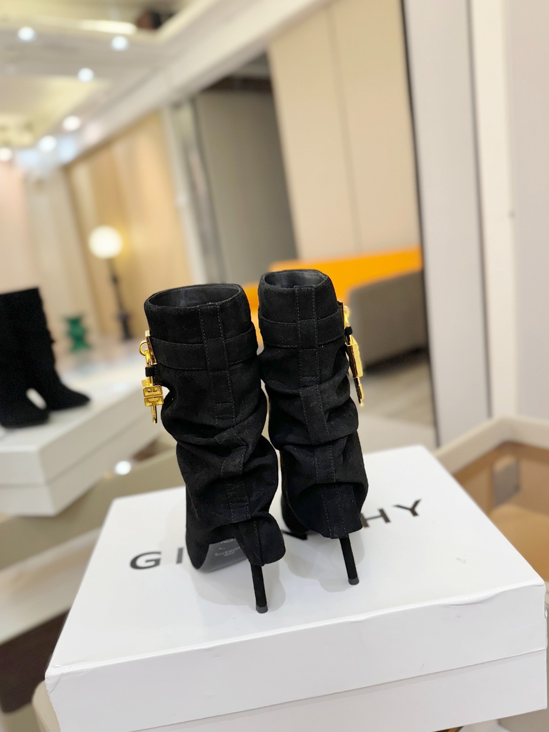 专柜正品级定制版本GIVENCHY𝐒𝐒 𝐧𝐞𝐰 高跟细跟短靴，市面最高版本纪梵希 锁扣 风靡整个时尚圈‼