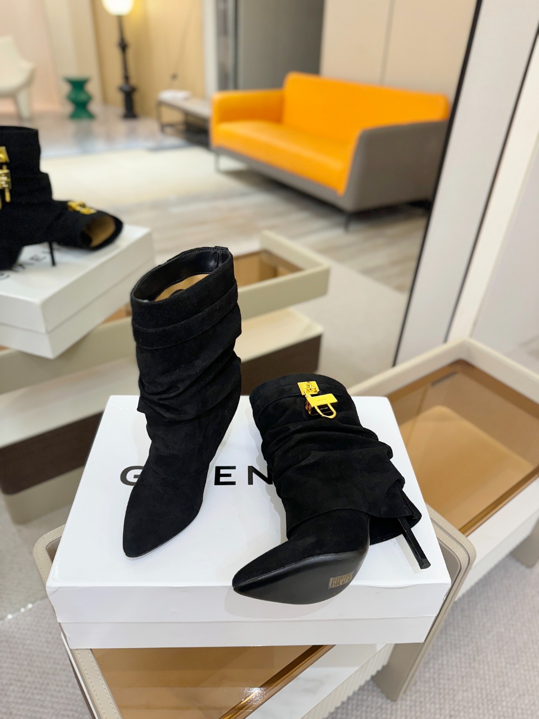 专柜正品级定制版本GIVENCHY𝐒𝐒 𝐧𝐞𝐰 高跟细跟短靴，市面最高版本纪梵希 锁扣 风靡整个时尚圈‼