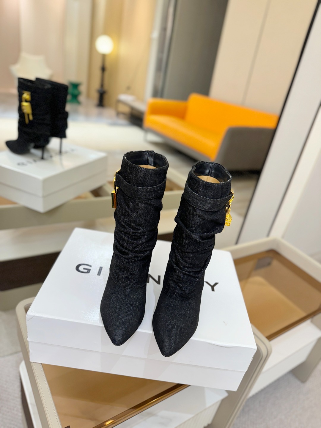 专柜正品级定制版本GIVENCHY𝐒𝐒 𝐧𝐞𝐰 高跟细跟短靴，市面最高版本纪梵希 锁扣 风靡整个时尚圈‼