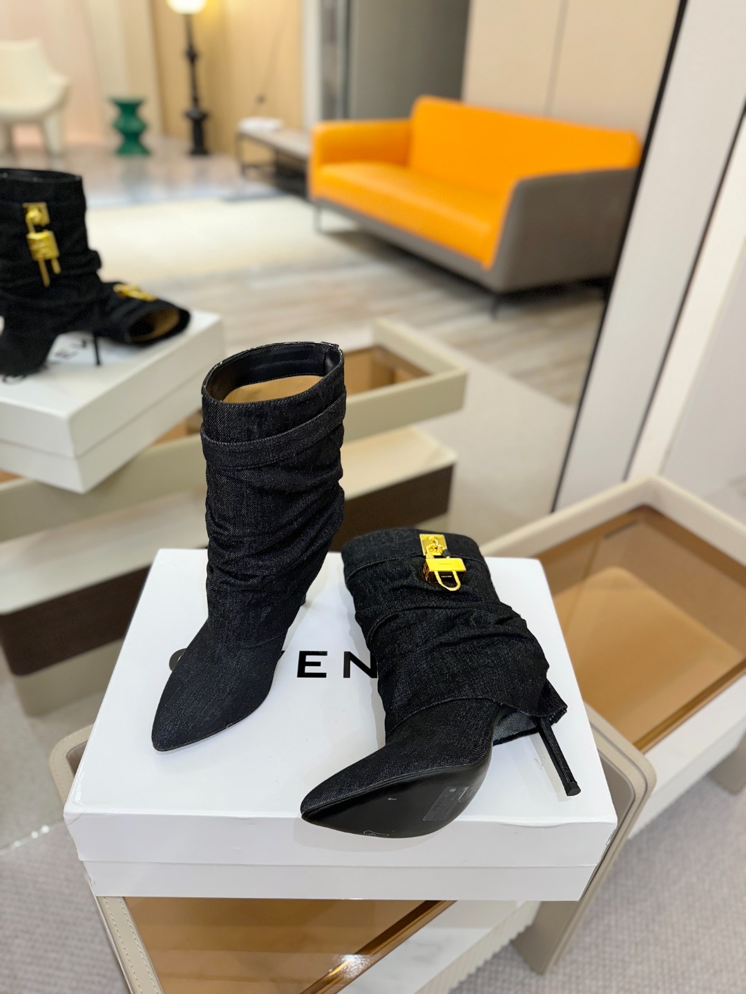 专柜正品级定制版本GIVENCHY𝐒𝐒 𝐧𝐞𝐰 高跟细跟短靴，市面最高版本纪梵希 锁扣 风靡整个时尚圈‼