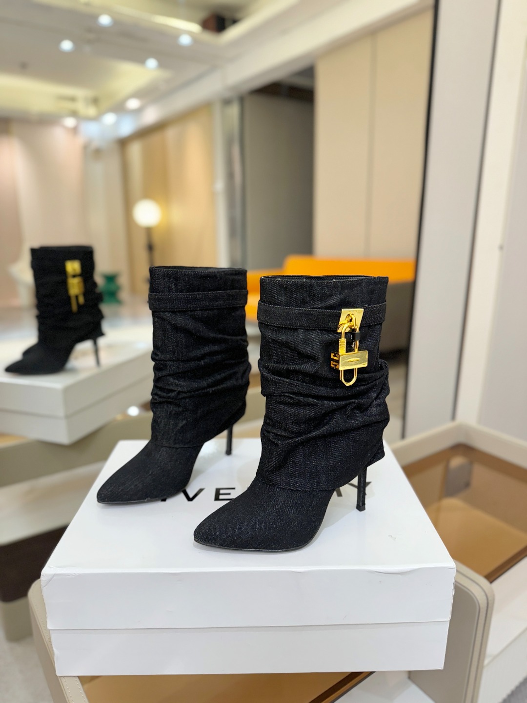 专柜正品级定制版本GIVENCHY𝐒𝐒 𝐧𝐞𝐰 高跟细跟短靴，市面最高版本纪梵希 锁扣 风靡整个时尚圈‼