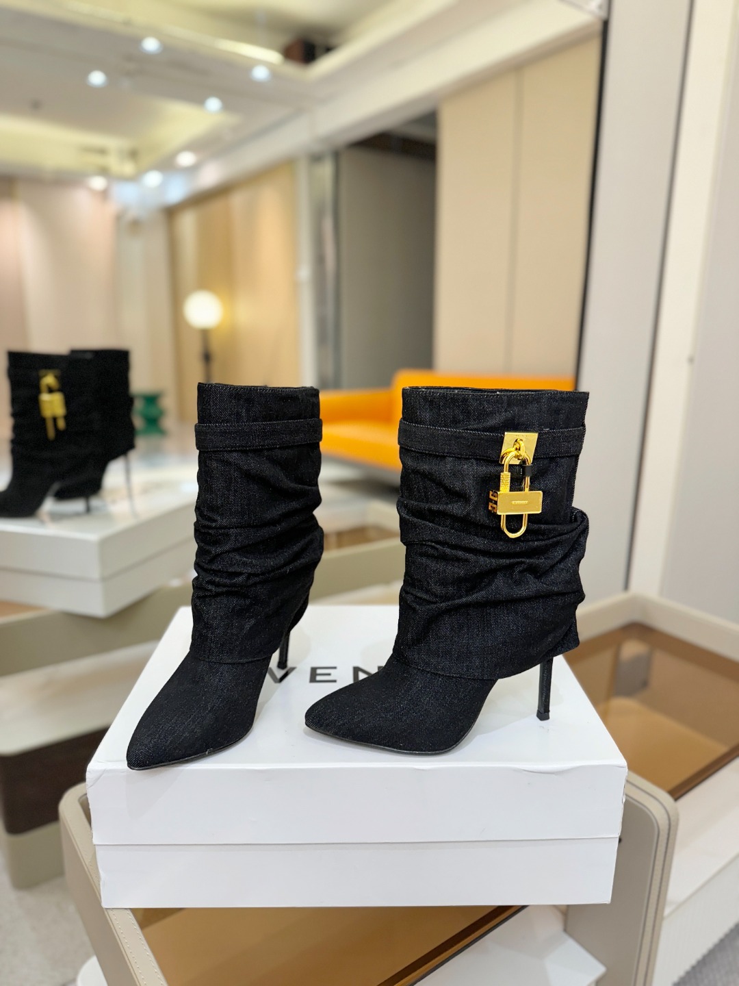 专柜正品级定制版本GIVENCHY𝐒𝐒 𝐧𝐞𝐰 高跟细跟短靴，市面最高版本纪梵希 锁扣 风靡整个时尚圈‼