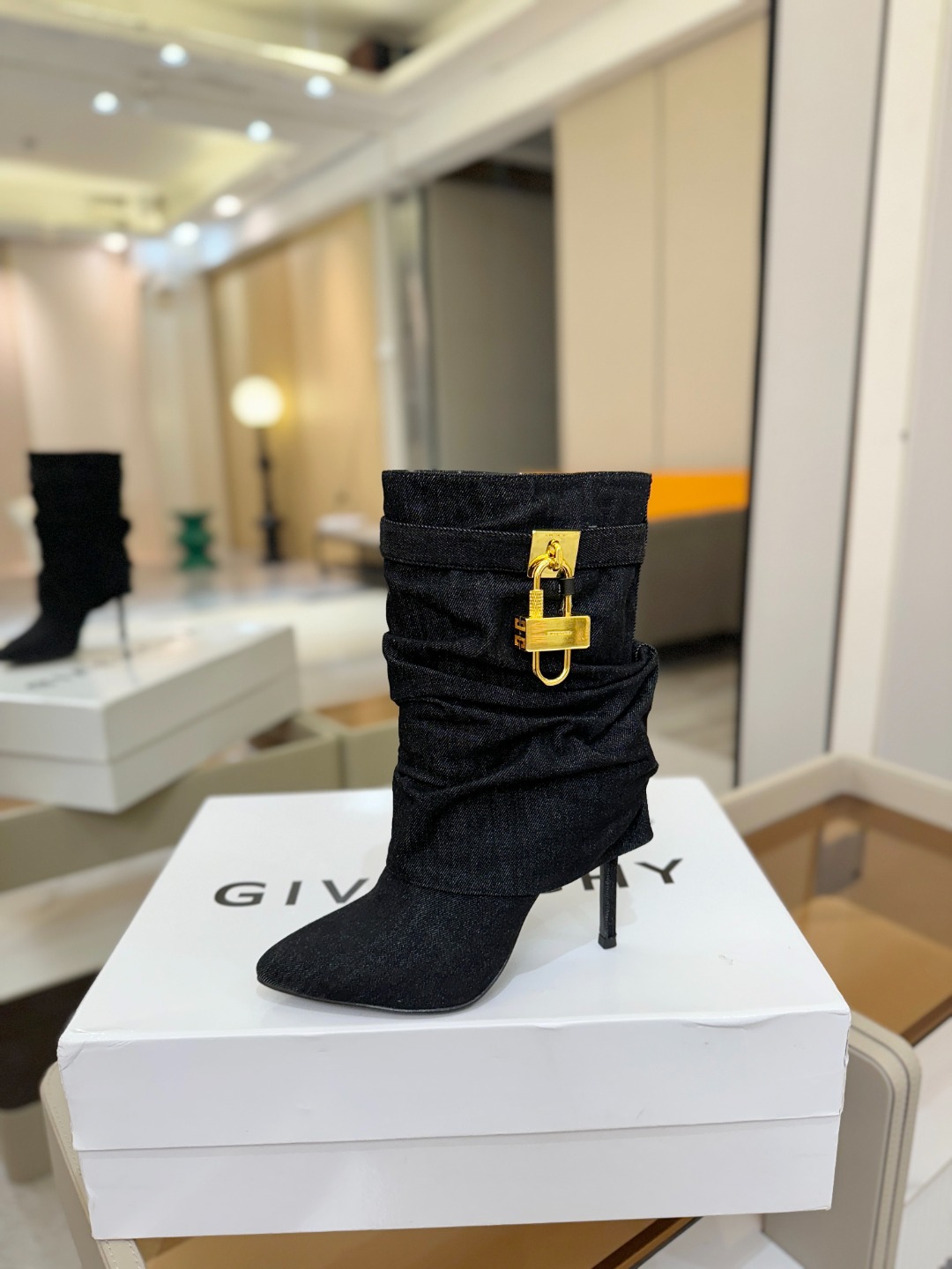 专柜正品级定制版本GIVENCHY𝐒𝐒 𝐧𝐞𝐰 高跟细跟短靴，市面最高版本纪梵希 锁扣 风靡整个时尚圈‼