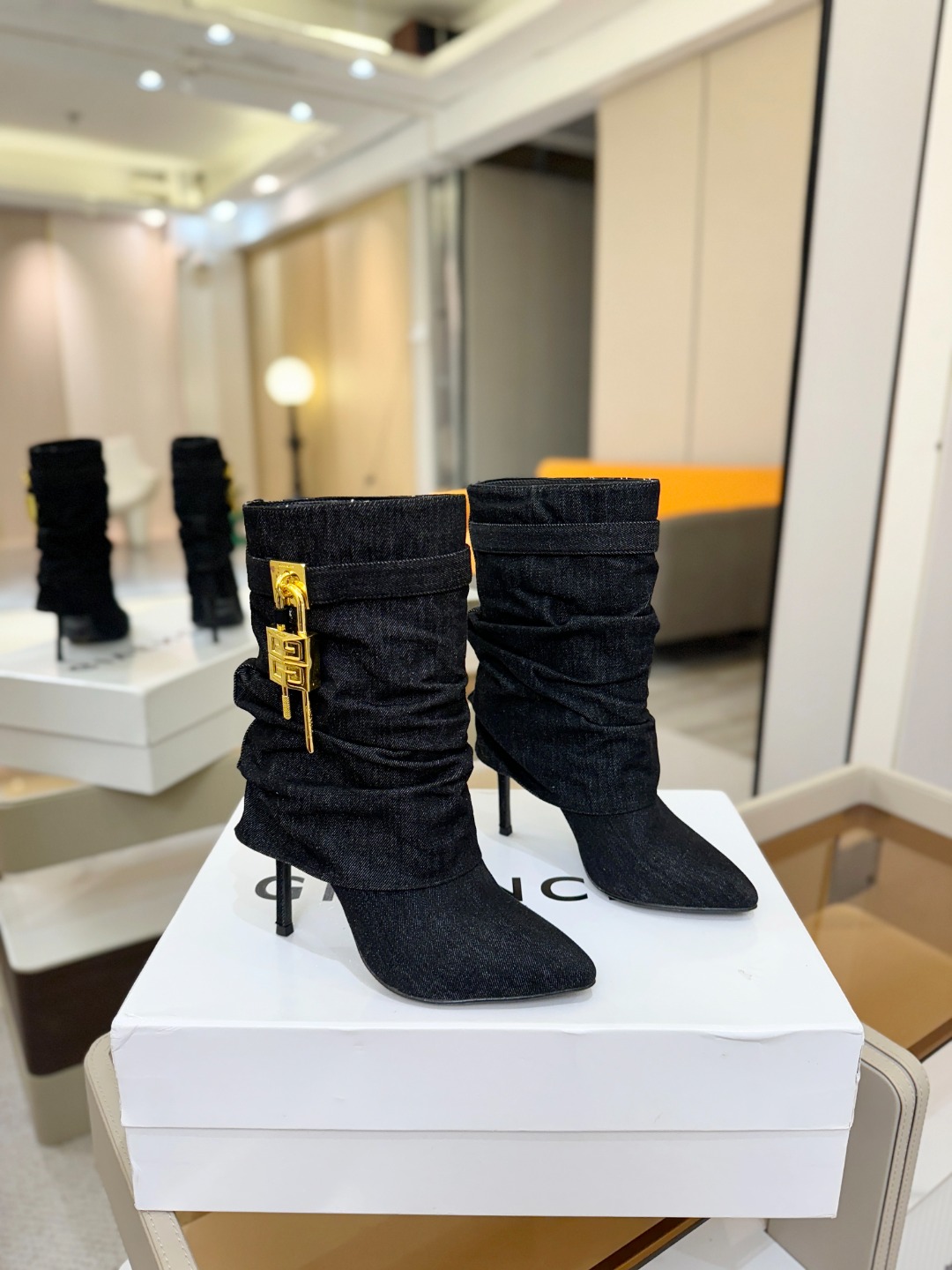 专柜正品级定制版本GIVENCHY𝐒𝐒 𝐧𝐞𝐰 高跟细跟短靴，市面最高版本纪梵希 锁扣 风靡整个时尚圈‼