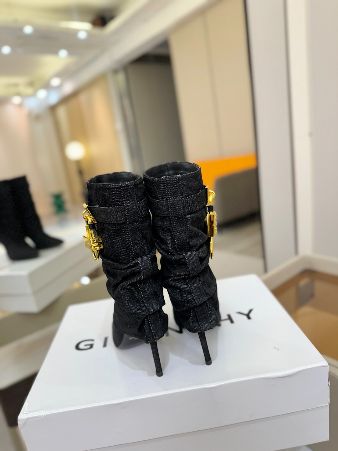 专柜正品级定制版本GIVENCHY𝐒𝐒 𝐧𝐞𝐰 高跟细跟短靴，市面最高版本纪梵希 锁扣 风靡整个时尚圈‼