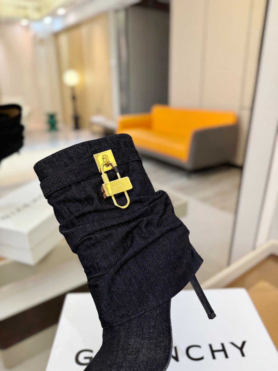 专柜正品级定制版本GIVENCHY𝐒𝐒 𝐧𝐞𝐰 高跟细跟短靴，市面最高版本纪梵希 锁扣 风靡整个时尚圈‼
