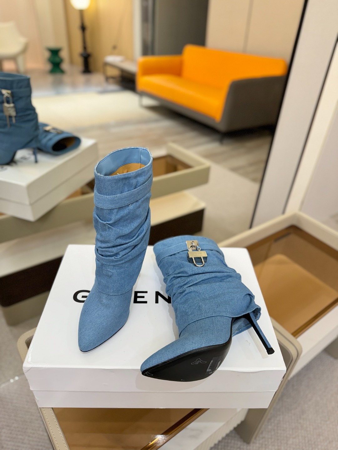 专柜正品级定制版本GIVENCHY𝐒𝐒 𝐧𝐞𝐰 高跟细跟短靴，市面最高版本纪梵希 锁扣 风靡整个时尚圈‼