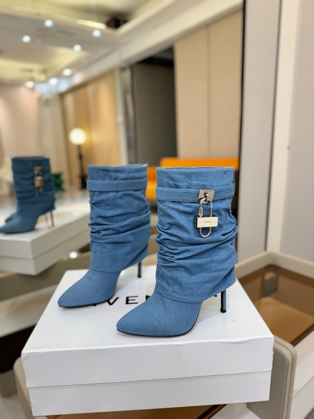 专柜正品级定制版本GIVENCHY𝐒𝐒 𝐧𝐞𝐰 高跟细跟短靴，市面最高版本纪梵希 锁扣 风靡整个时尚圈‼