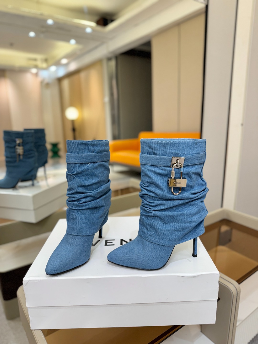 专柜正品级定制版本GIVENCHY𝐒𝐒 𝐧𝐞𝐰 高跟细跟短靴，市面最高版本纪梵希 锁扣 风靡整个时尚圈‼