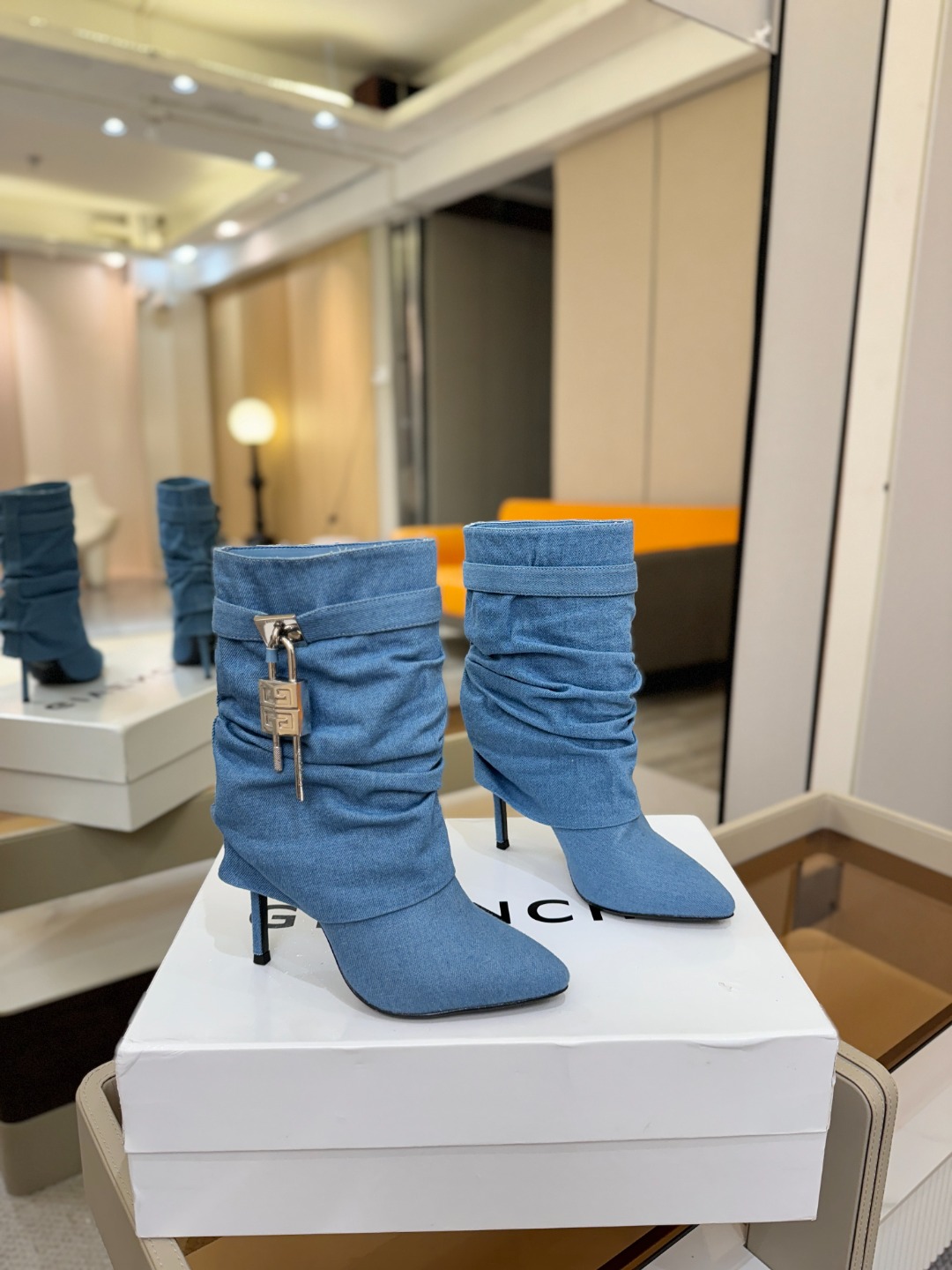 专柜正品级定制版本GIVENCHY𝐒𝐒 𝐧𝐞𝐰 高跟细跟短靴，市面最高版本纪梵希 锁扣 风靡整个时尚圈‼
