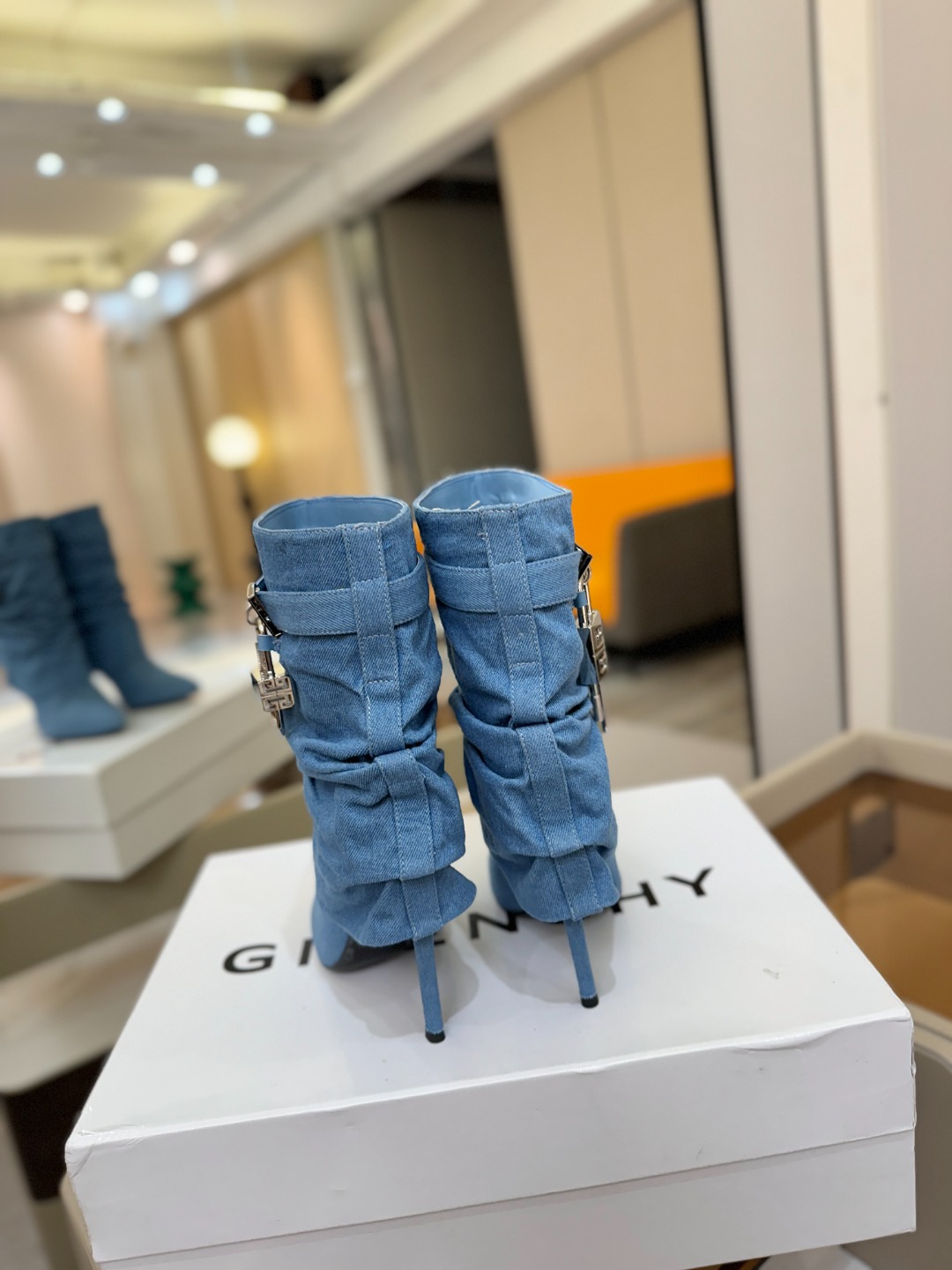专柜正品级定制版本GIVENCHY𝐒𝐒 𝐧𝐞𝐰 高跟细跟短靴，市面最高版本纪梵希 锁扣 风靡整个时尚圈‼