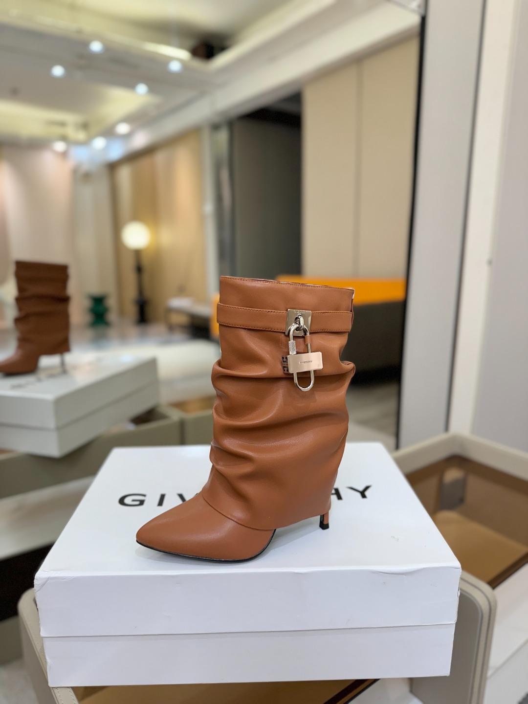 专柜正品级定制版本GIVENCHY𝐒𝐒 𝐧𝐞𝐰 高跟细跟短靴，市面最高版本纪梵希 锁扣 风靡整个时尚圈‼
