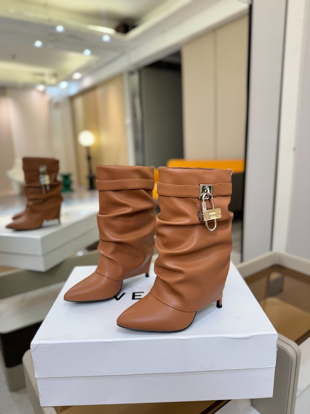 专柜正品级定制版本GIVENCHY𝐒𝐒 𝐧𝐞𝐰 高跟细跟短靴，市面最高版本纪梵希 锁扣 风靡整个时尚圈‼