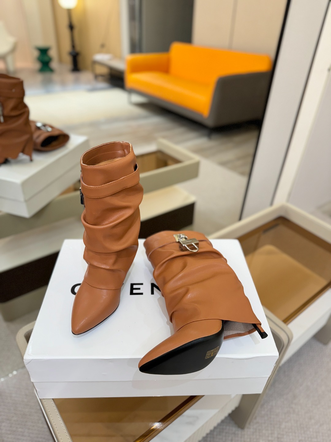 专柜正品级定制版本GIVENCHY𝐒𝐒 𝐧𝐞𝐰 高跟细跟短靴，市面最高版本纪梵希 锁扣 风靡整个时尚圈‼